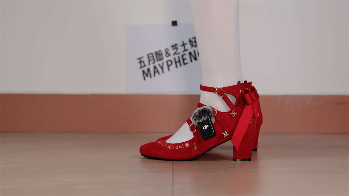 芝士好椰 把麦克风夹在鞋上！听听lo鞋的声音！丘比特之心红绒！-日更街拍