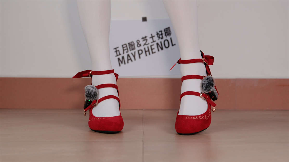 图片[2]-芝士好椰 把麦克风夹在鞋上！听听lo鞋的声音！丘比特之心红绒！-日更街拍