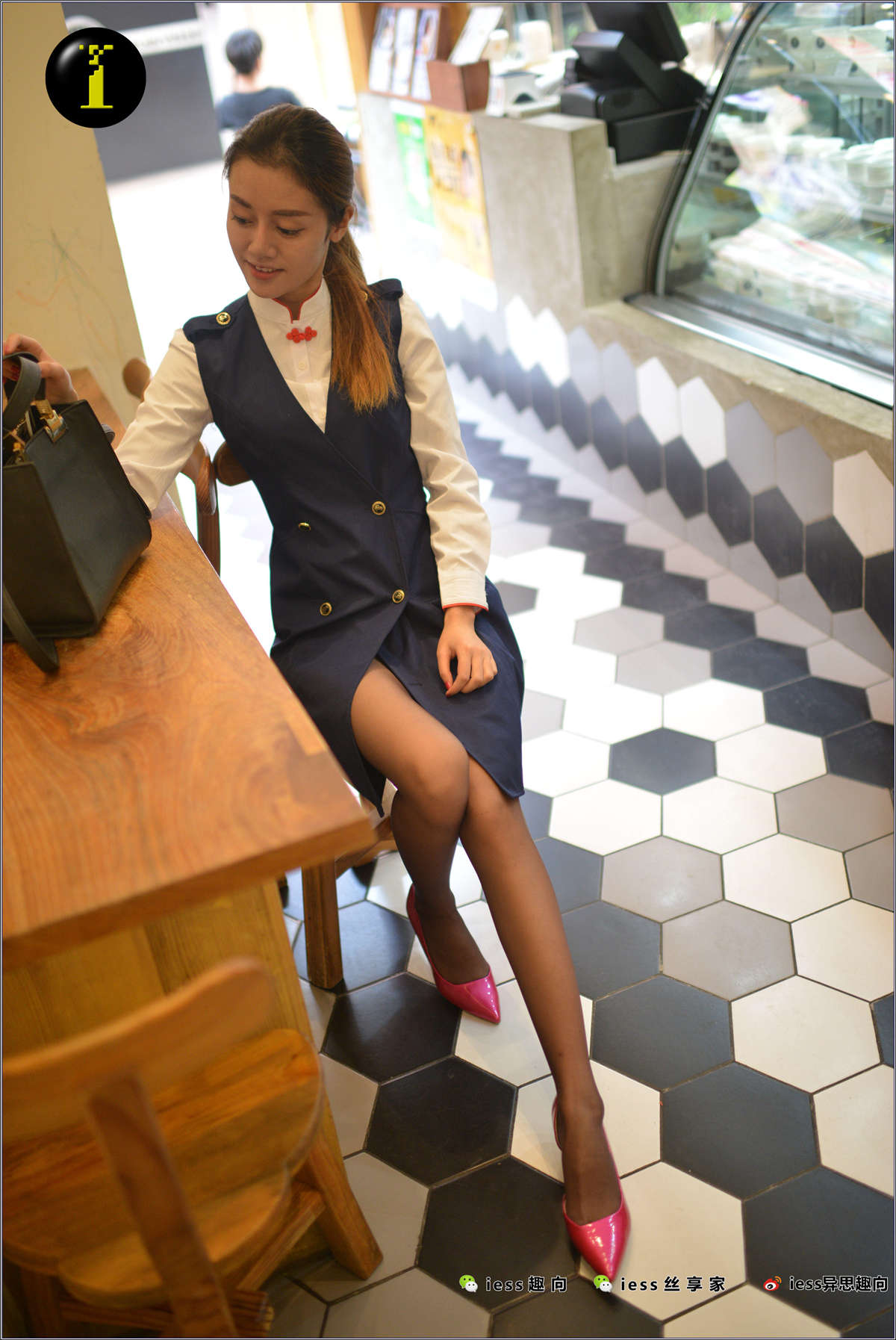 IESS异思趣向 普惠集032 晶晶 – 路遇晶姐黑丝-日更街拍