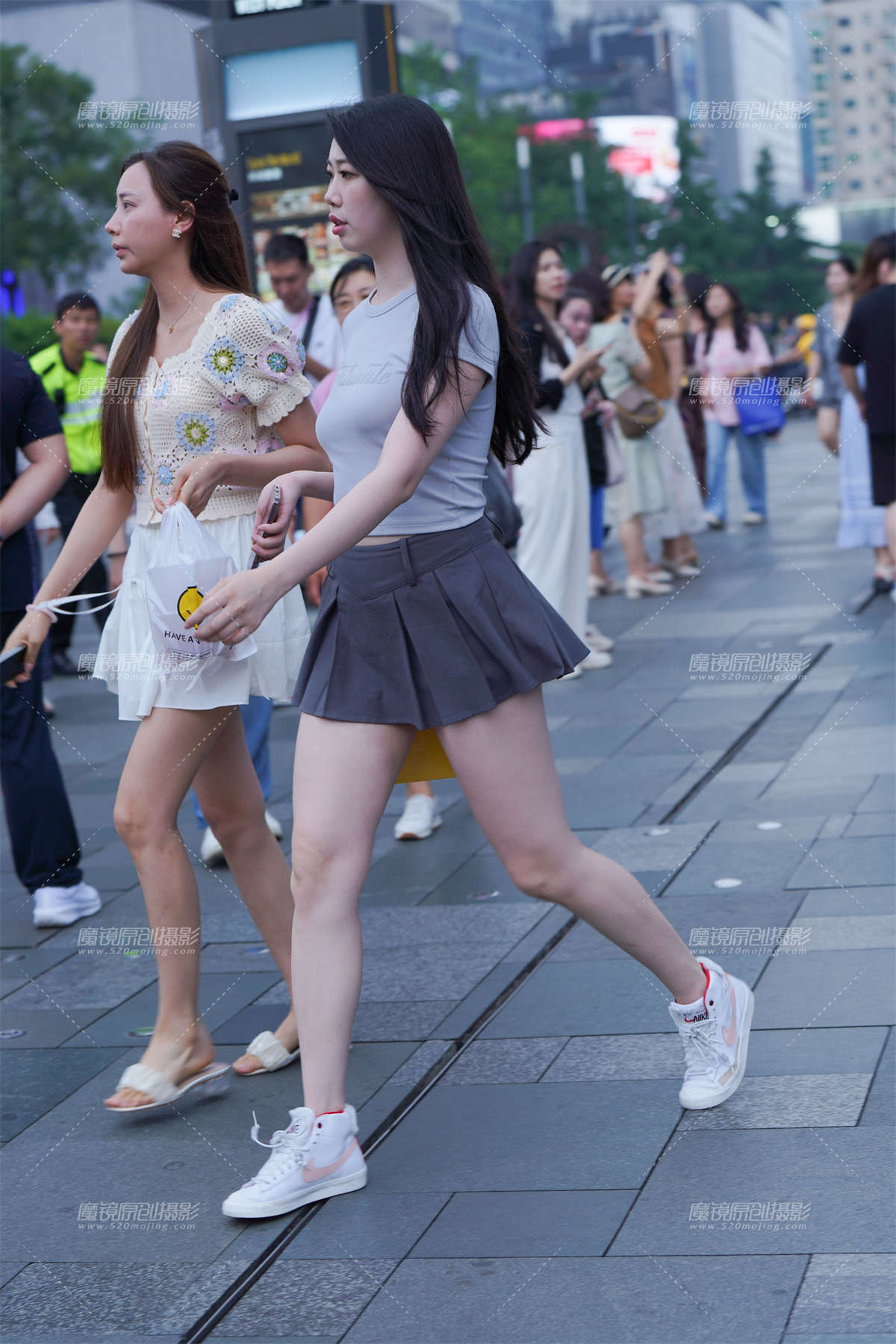 百褶裙美腿-日更街拍