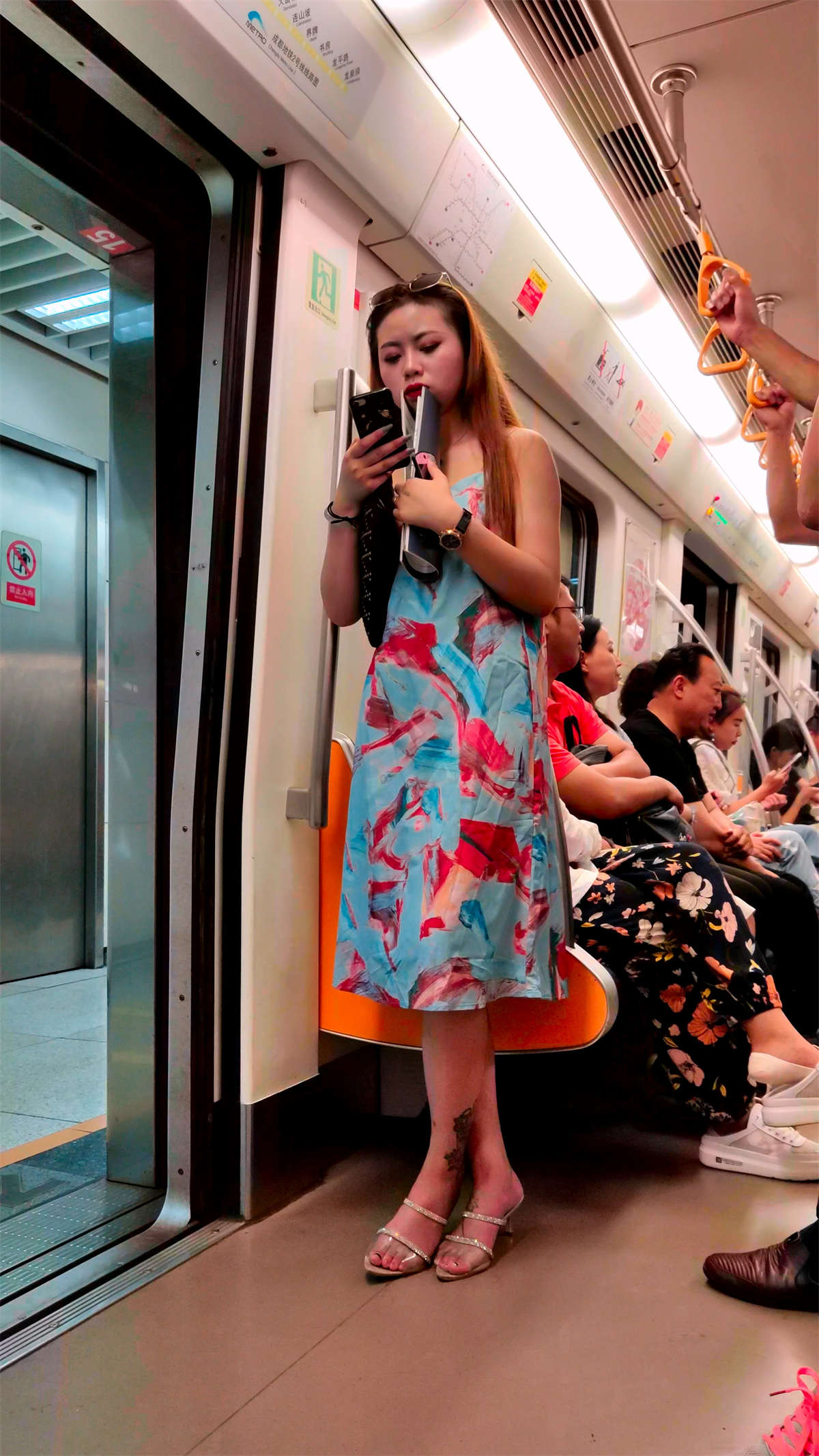 图片[2]-地铁上的长裙美女-日更街拍