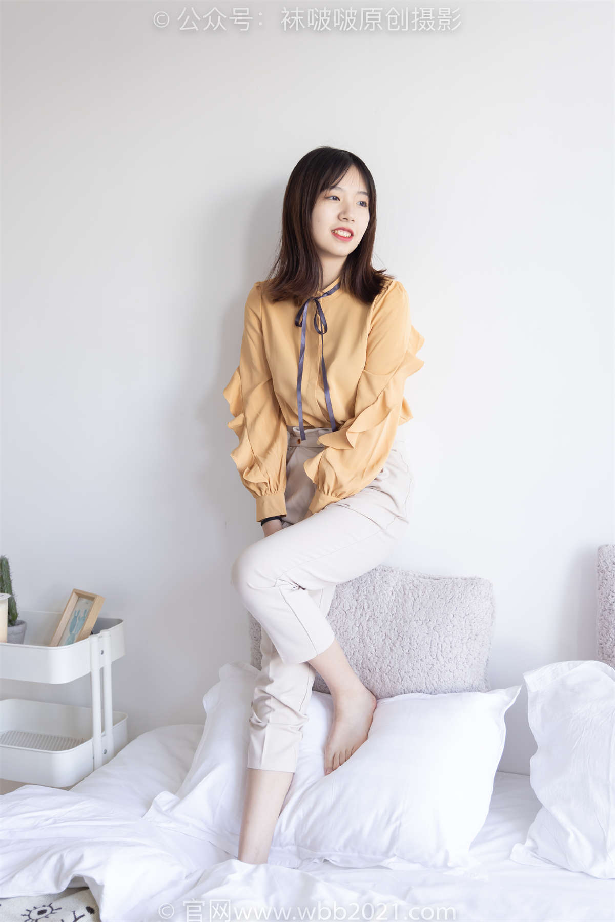 袜啵啵 No.240 小甜豆-三双高跟鞋、肉丝（脚尖加固款）、裸足 花絮版-日更街拍