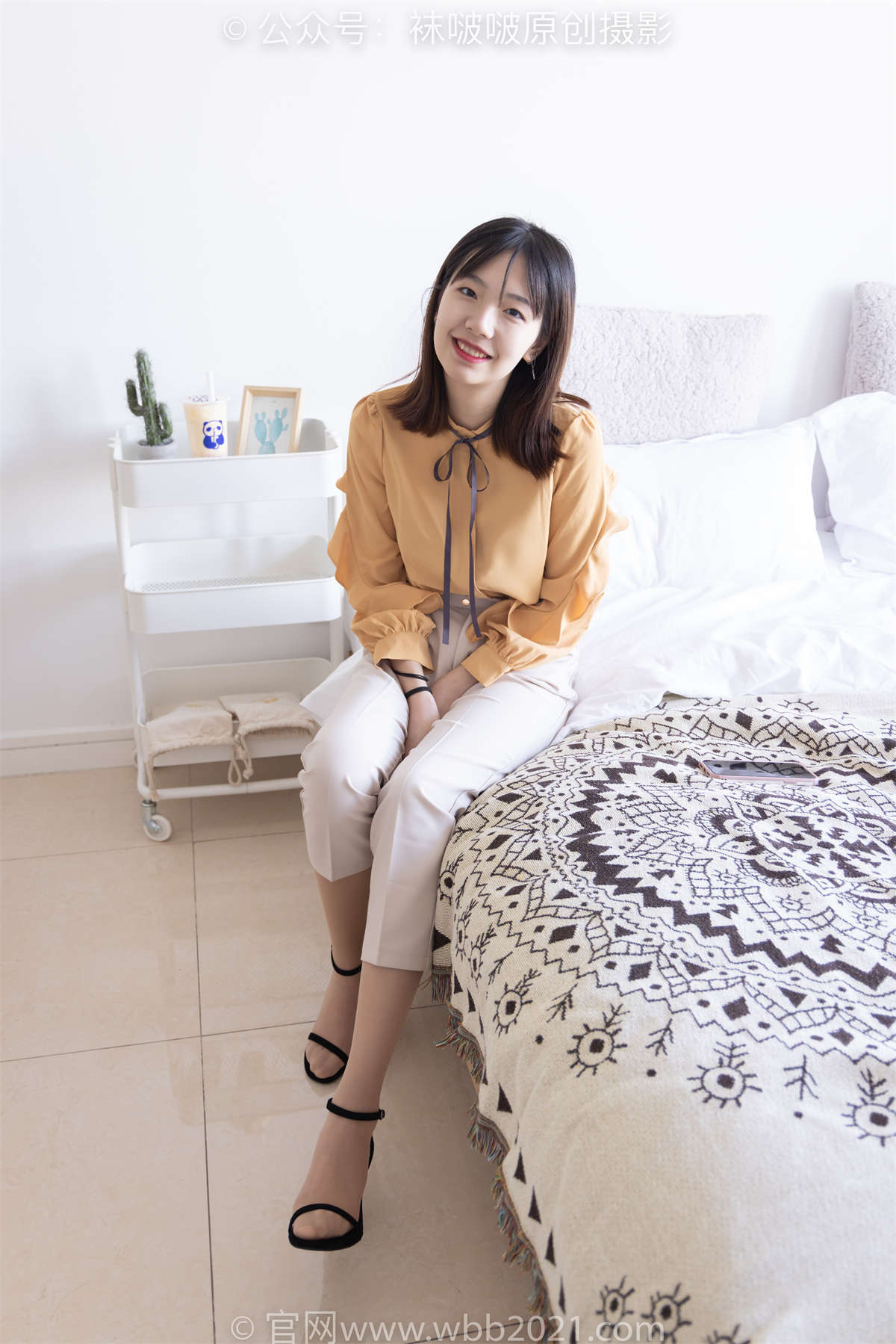 图片[2]-袜啵啵 No.240 小甜豆-三双高跟鞋、肉丝（脚尖加固款）、裸足 花絮版-日更街拍