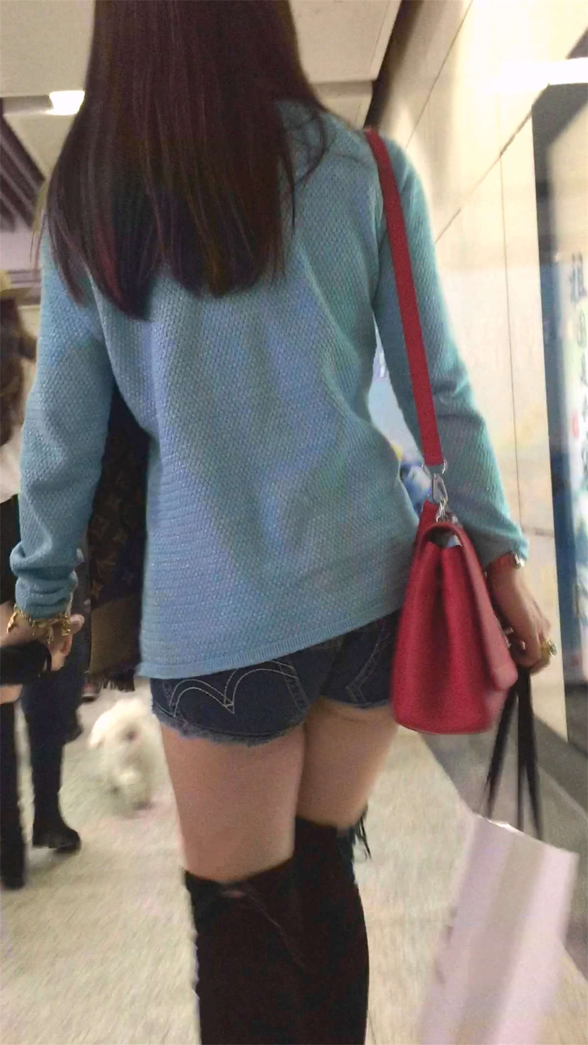 穿着洋气的短牛妈妈-日更街拍