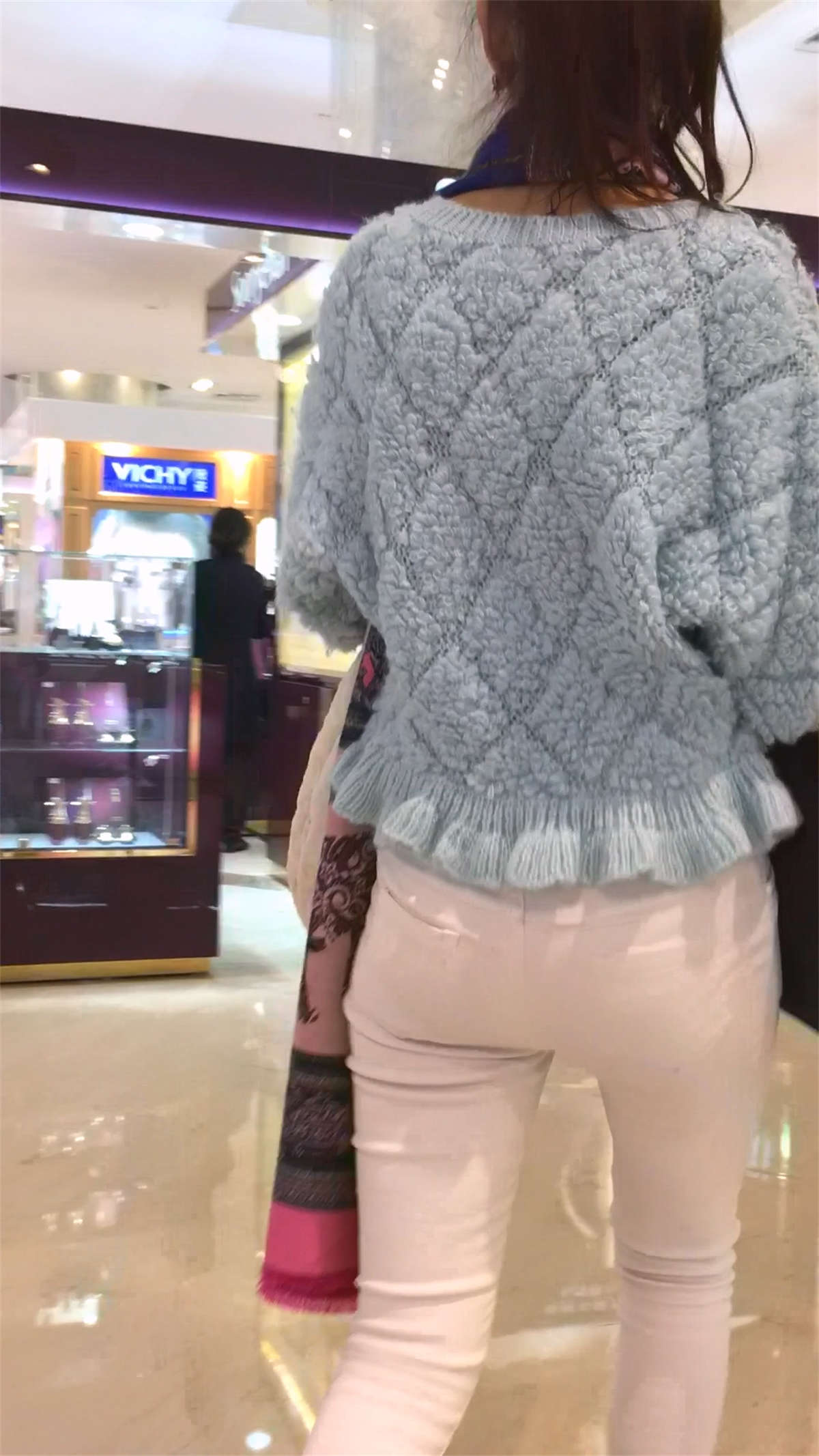 紧身白裤妹妹-日更街拍