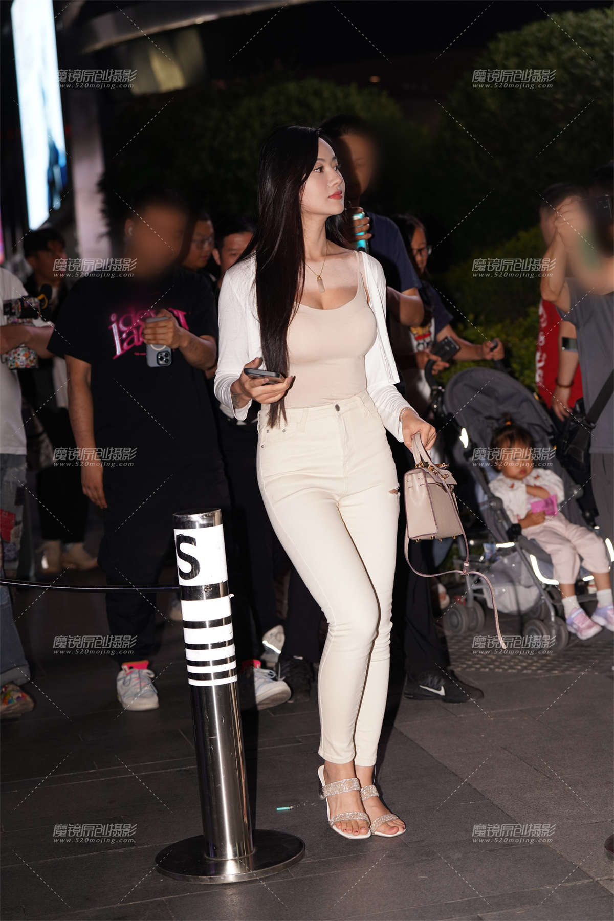 紧牛美眉-日更街拍