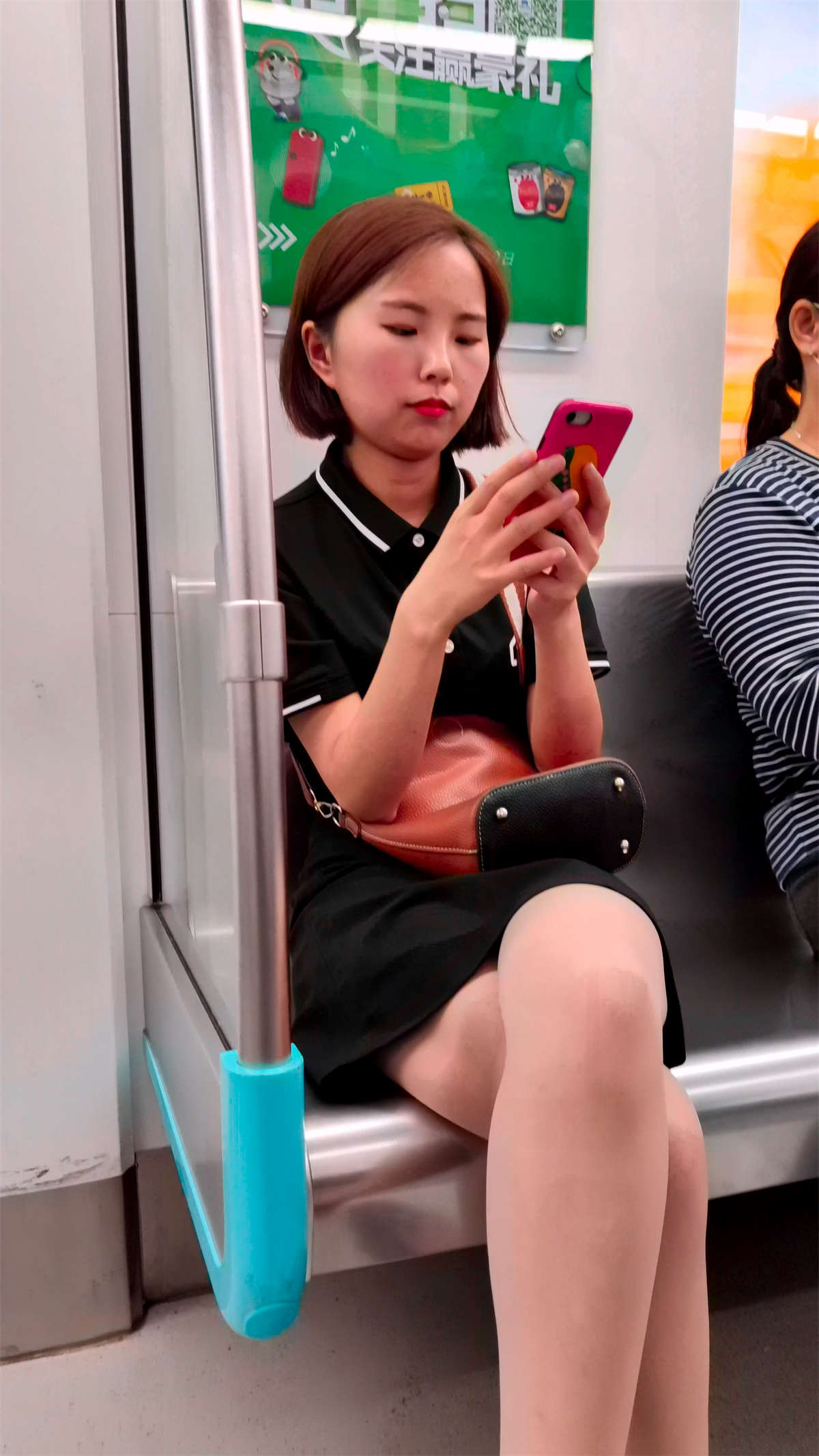 娇小的肉丝袜美腿小媳妇-日更街拍