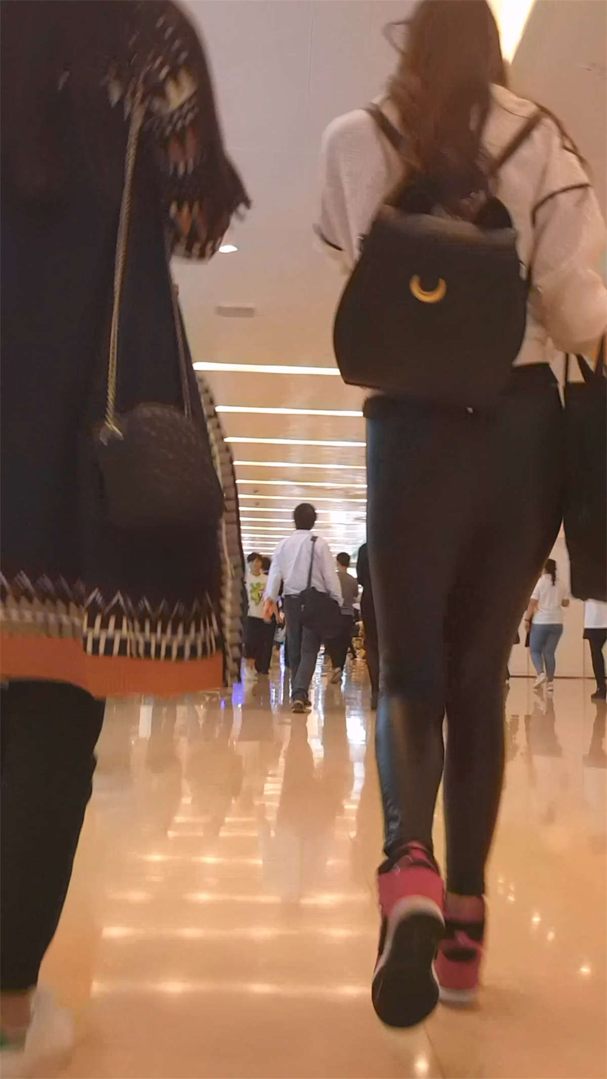 图片[2]-紧身皮裤翘臀美眉-日更街拍