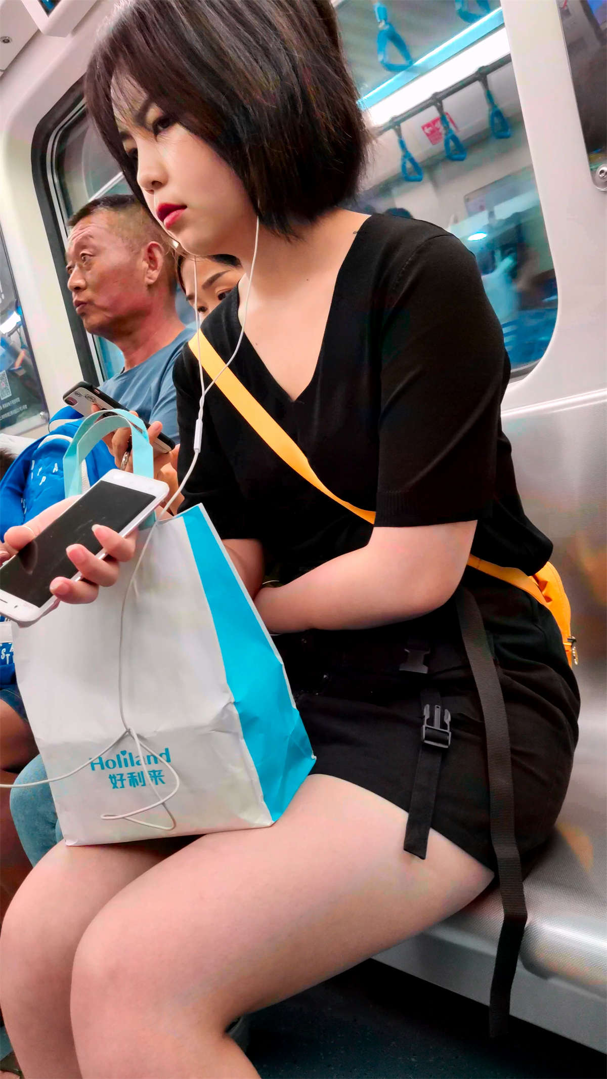 娇小身材短发美腿女子-日更街拍