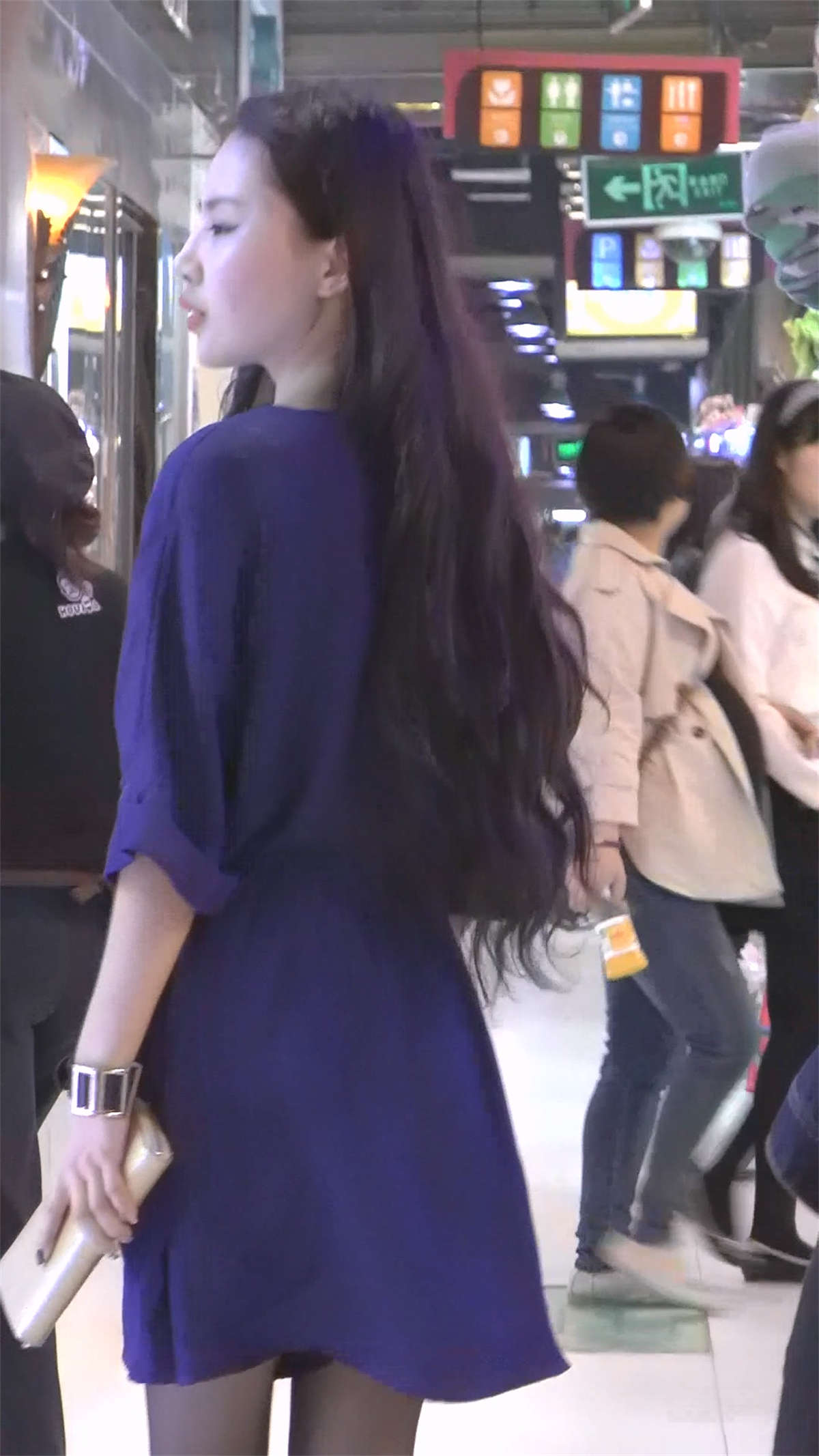 街拍两位丝袜美腿长发美女-日更街拍