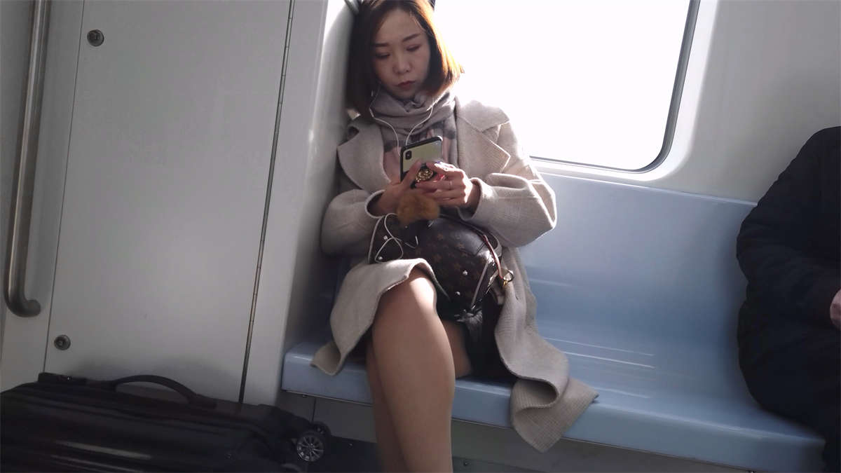 图片[2]-地铁上的黑短靴丝袜美少妇-日更街拍