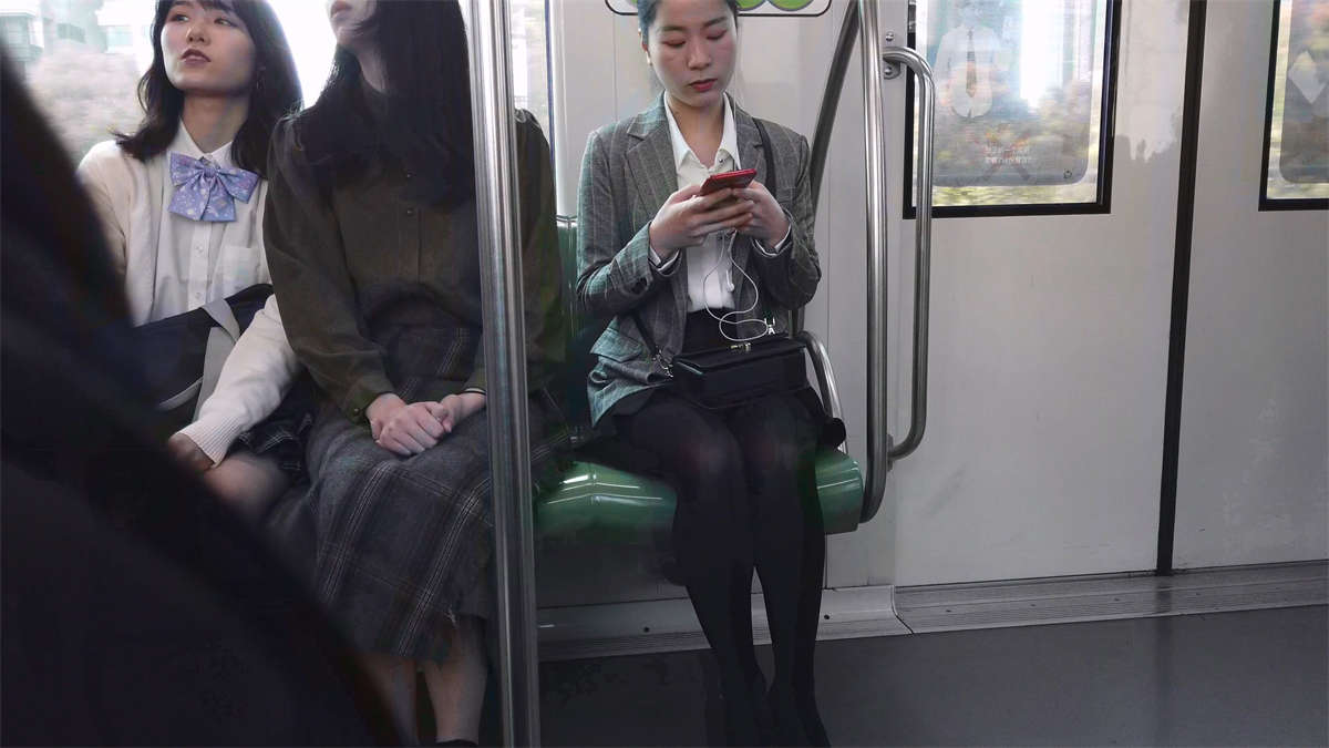 图片[2]-地铁上的黑丝白领美女-日更街拍