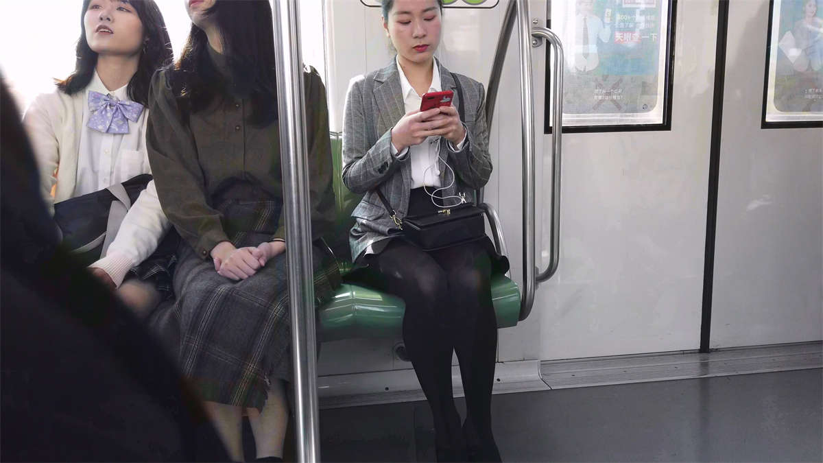地铁上的黑丝白领美女-日更街拍