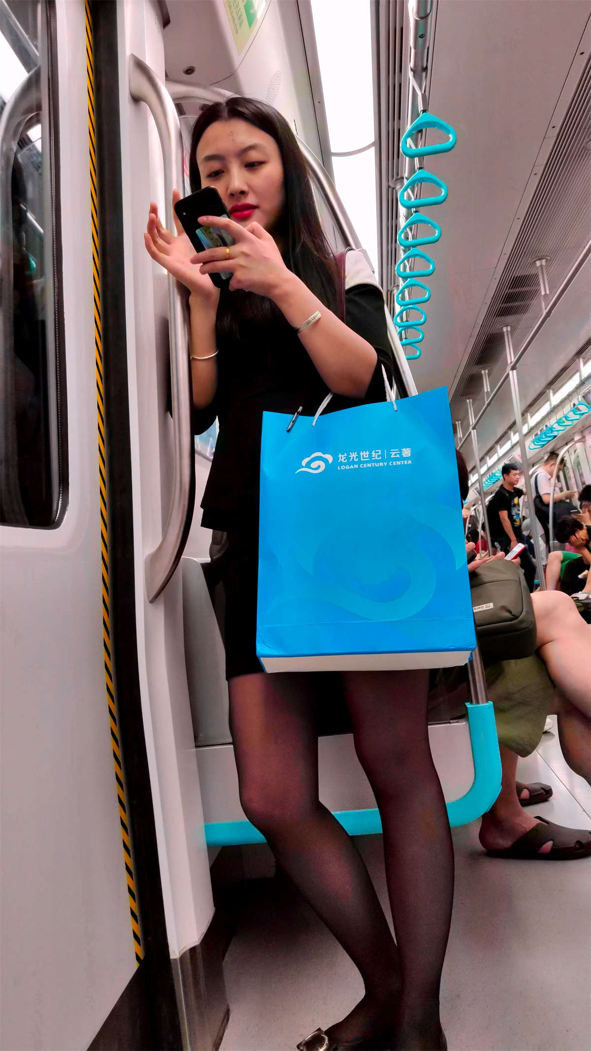 图片[2]-地铁车厢里的黑丝小姐姐-日更街拍