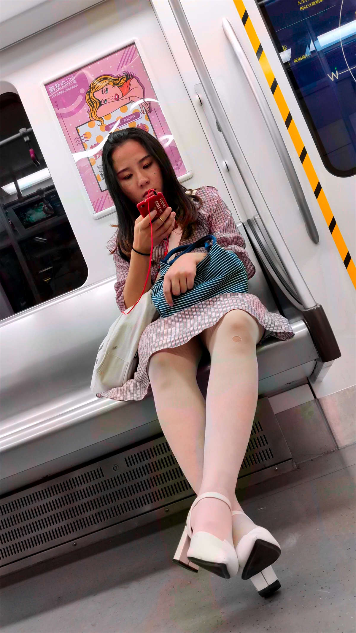 图片[2]-地铁上的肉丝袜小姐姐-日更街拍