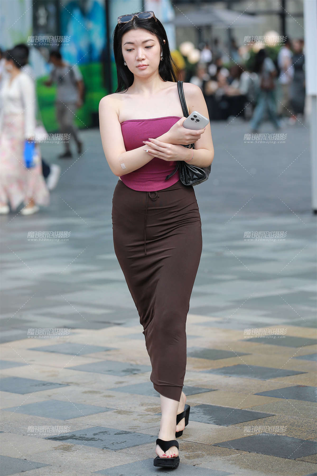 图片[2]-棕色包臀裙美女-日更街拍