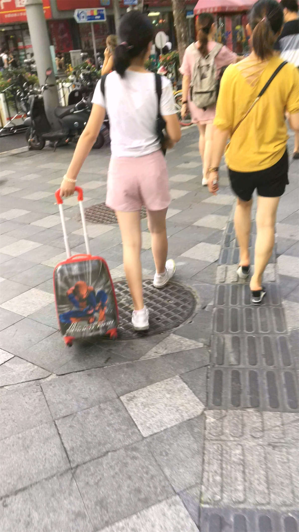 图片[2]-等车的小MM-日更街拍