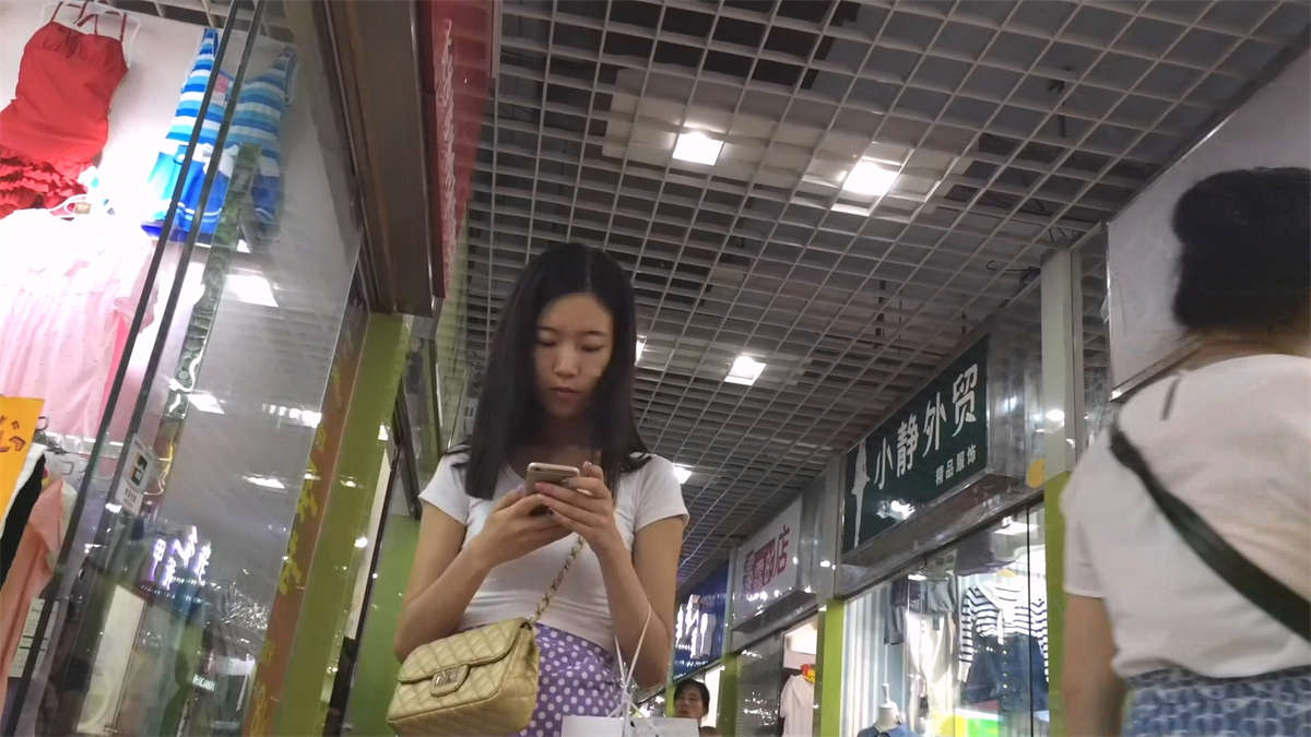 图片[2]-买衣服的包臀美女-日更街拍