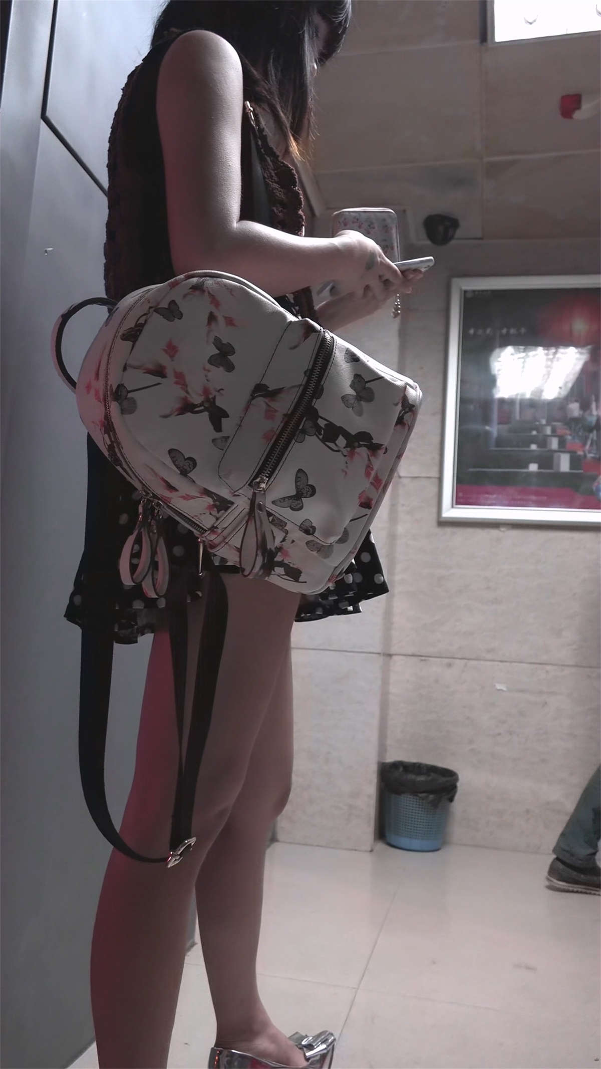 图片[2]-取钱的漂亮美眉-日更街拍