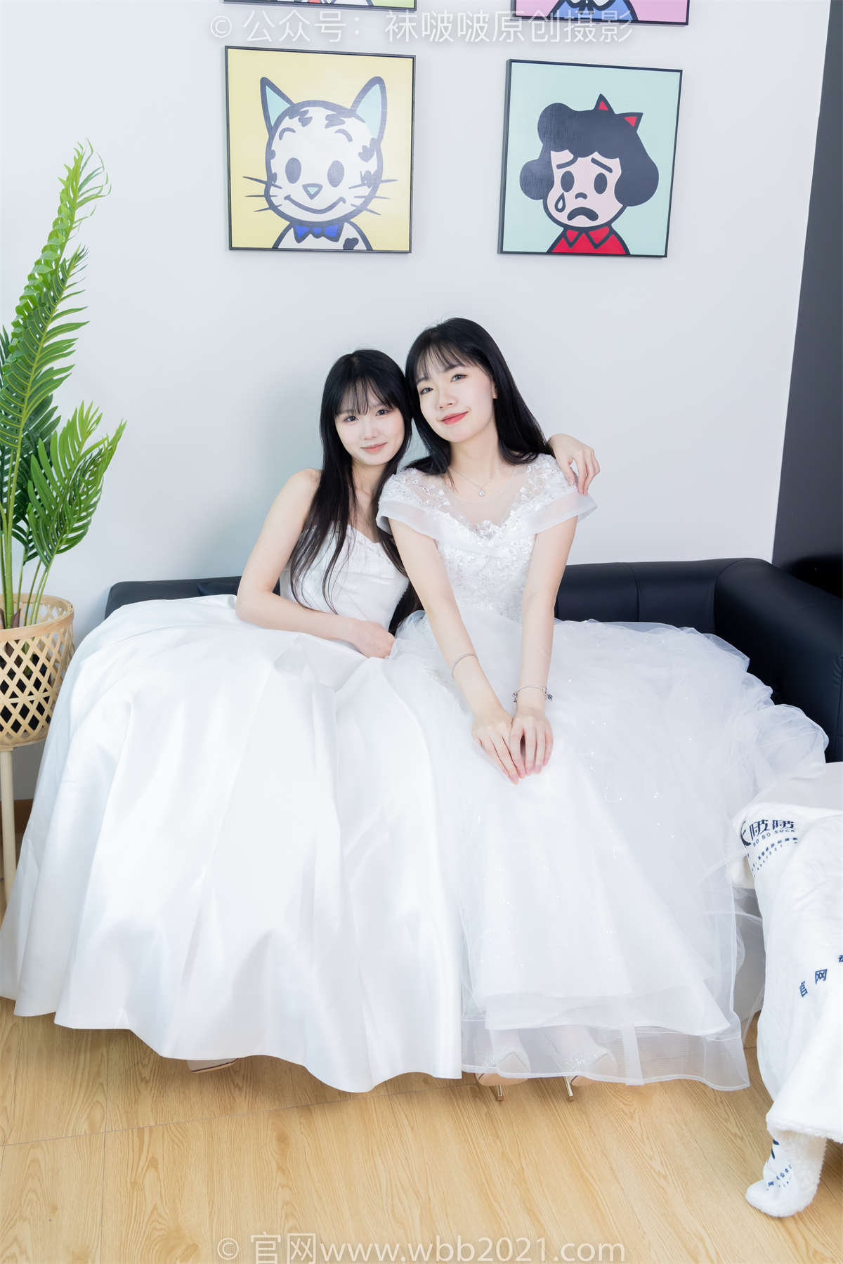 袜啵啵 No.510 小甜豆&甜甜圈-两双高跟鞋、薄肉丝（脚尖透明款）、薄白丝（脚尖透明款）、婚纱主题、互相帮对方腿脚涂抹精油剧情 剧情版-日更街拍