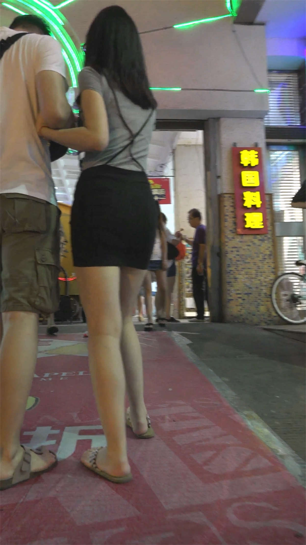 图片[2]-大长腿美女上电梯-日更街拍