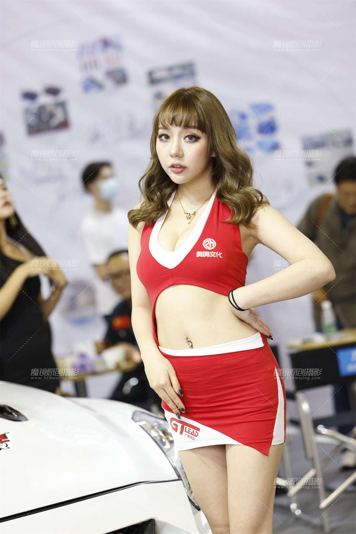图片[2]-20201023红裙金发美眉车模-日更街拍