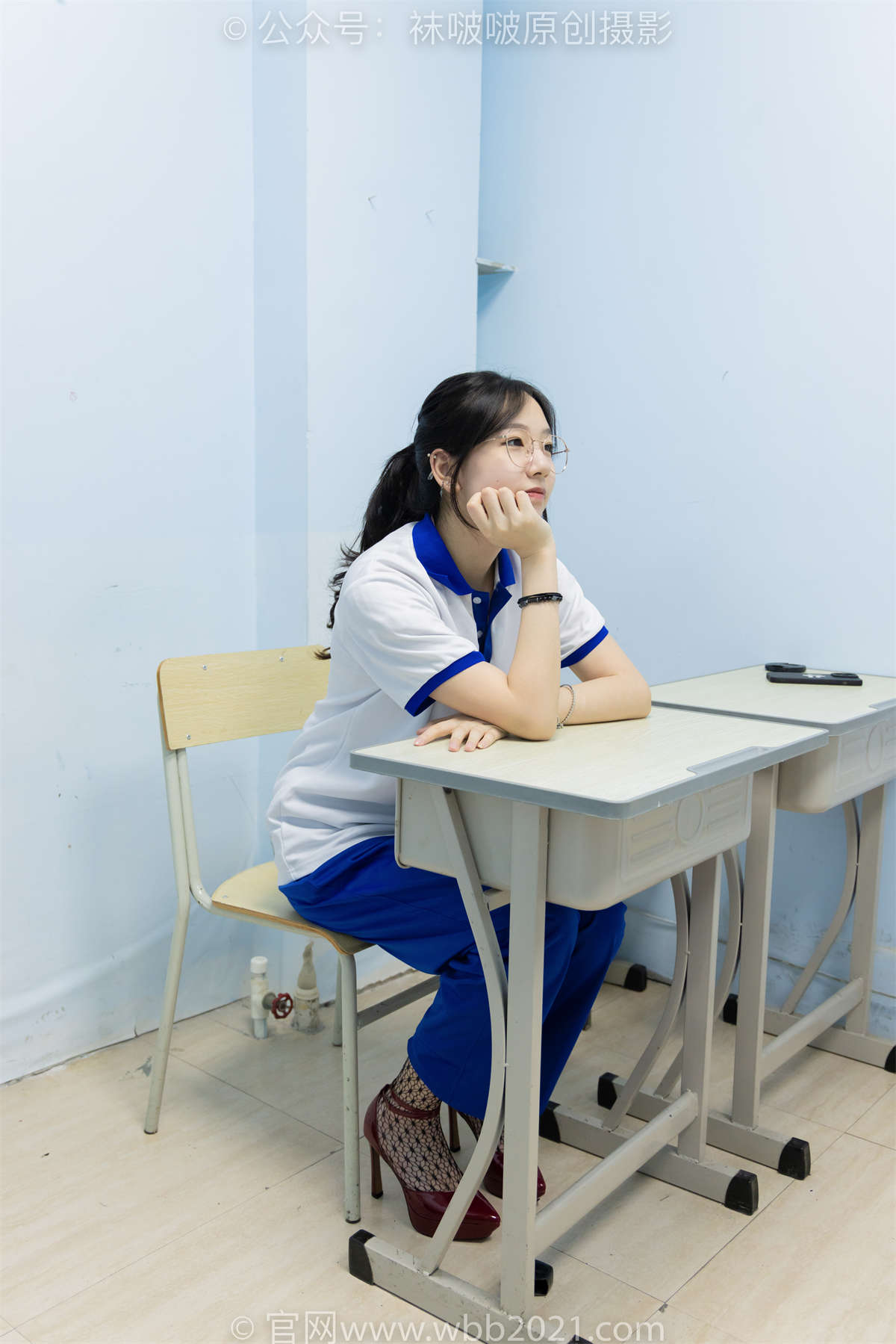 图片[2]-袜啵啵 No.375 小甜豆-高跟鞋、黑色蕾丝网袜、校服裤里丝 花絮版-日更街拍