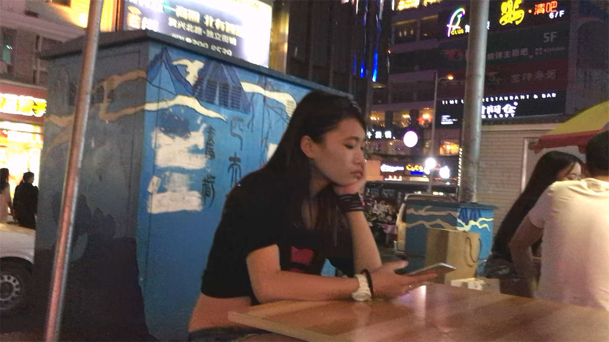 性感露腰牛仔短裤美女和男友逛街-日更街拍