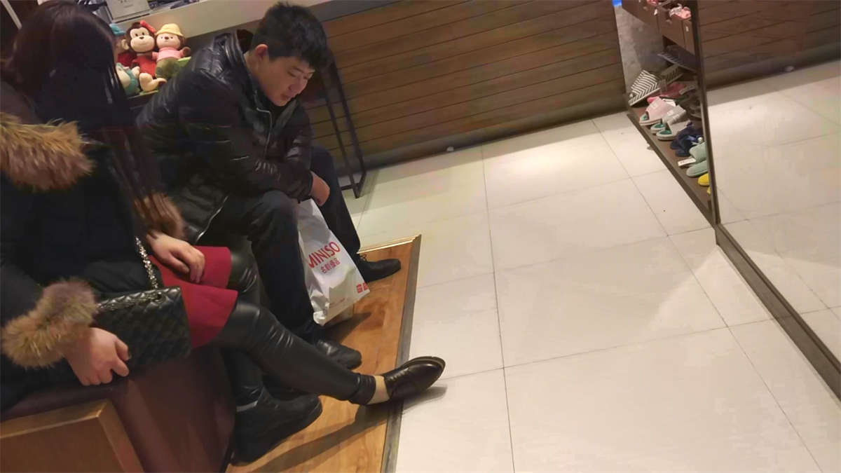 皮裤小美女脱了可爱的棉袜换上肉色试松糕鞋-日更街拍