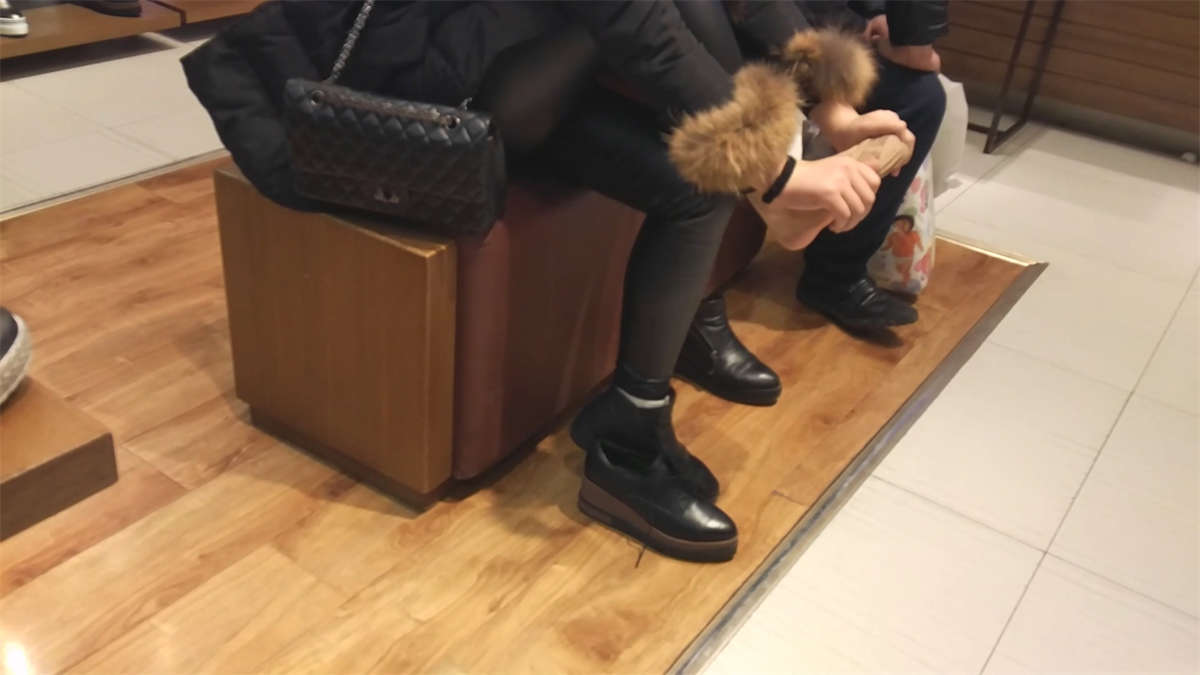 图片[2]-皮裤小美女脱了可爱的棉袜换上肉色试松糕鞋-日更街拍