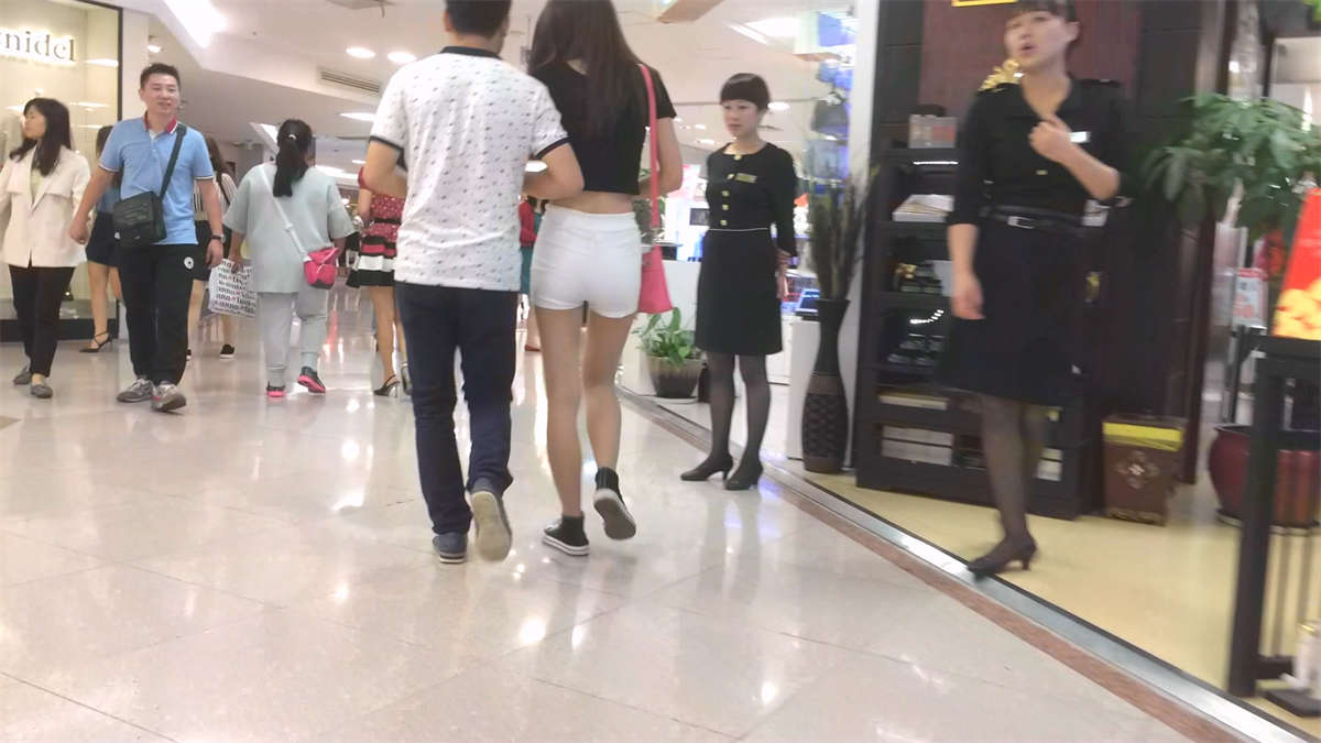 极品紧身白短裤肉丝美腿高挑美眉-日更街拍