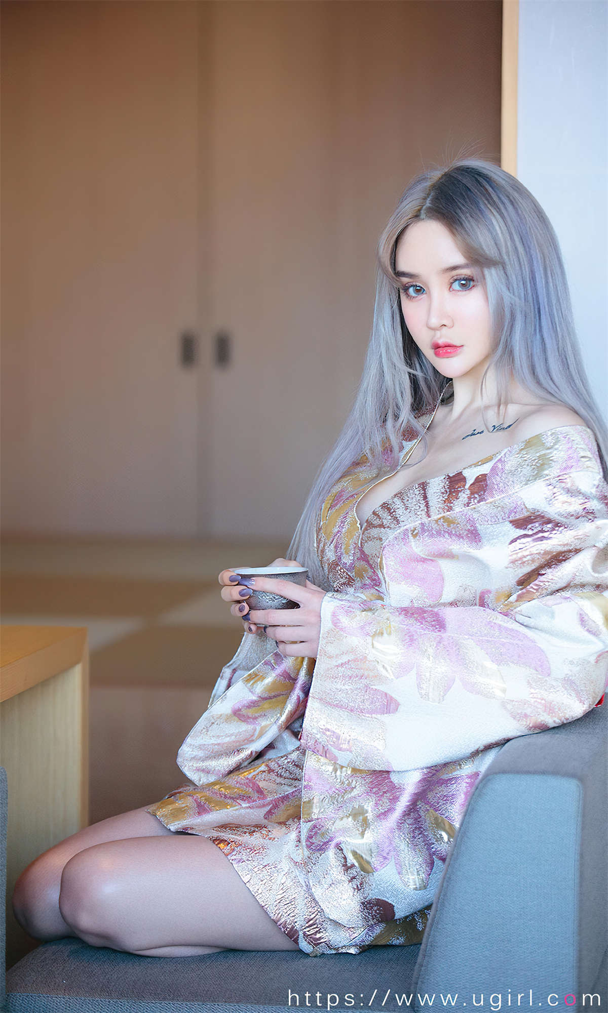 Ugirls爱尤物 NO.2440 青树 枫最红时-日更街拍