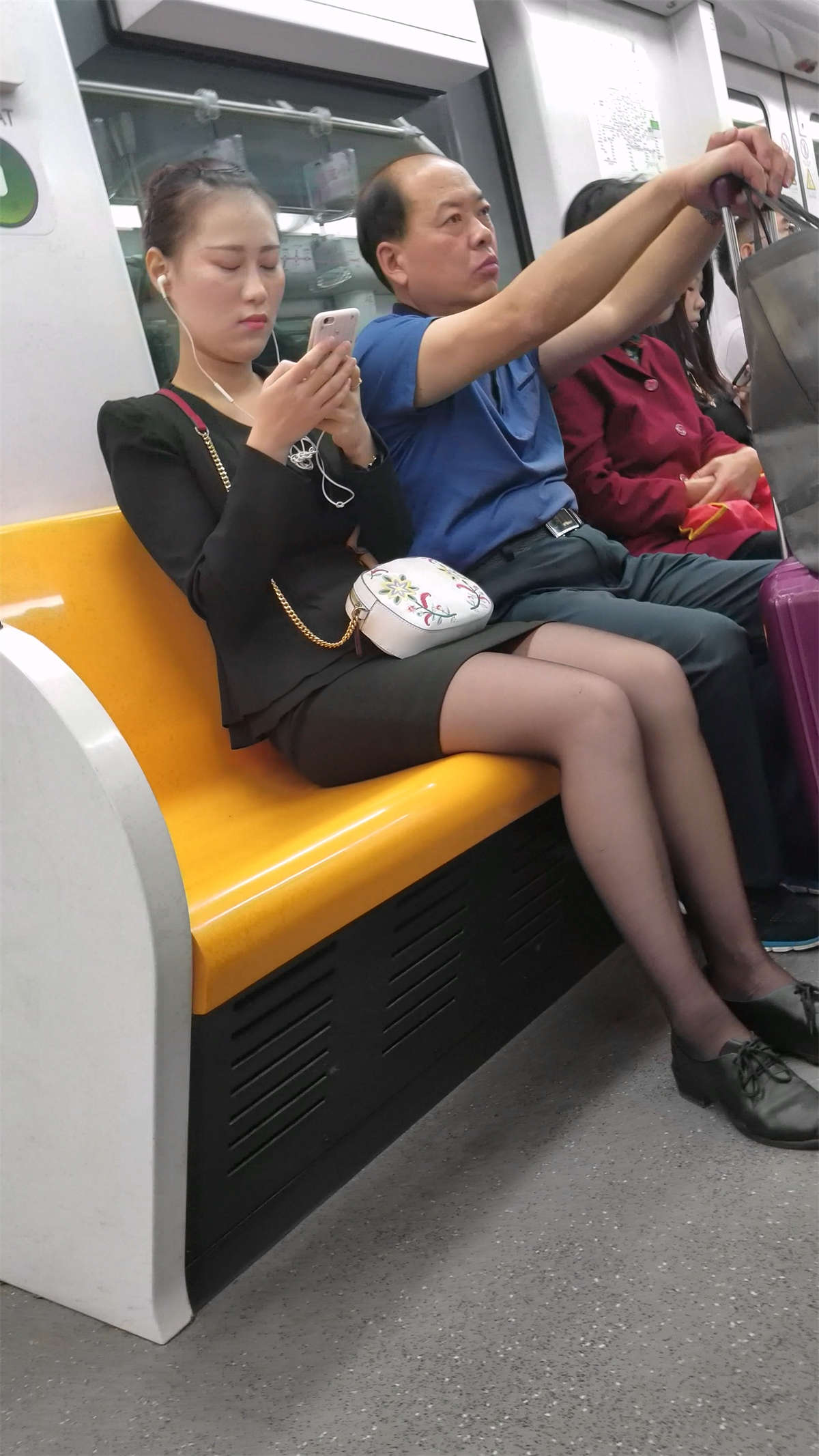 黑色制服紧身包臀短裙黑色丝袜OL美少妇-日更街拍