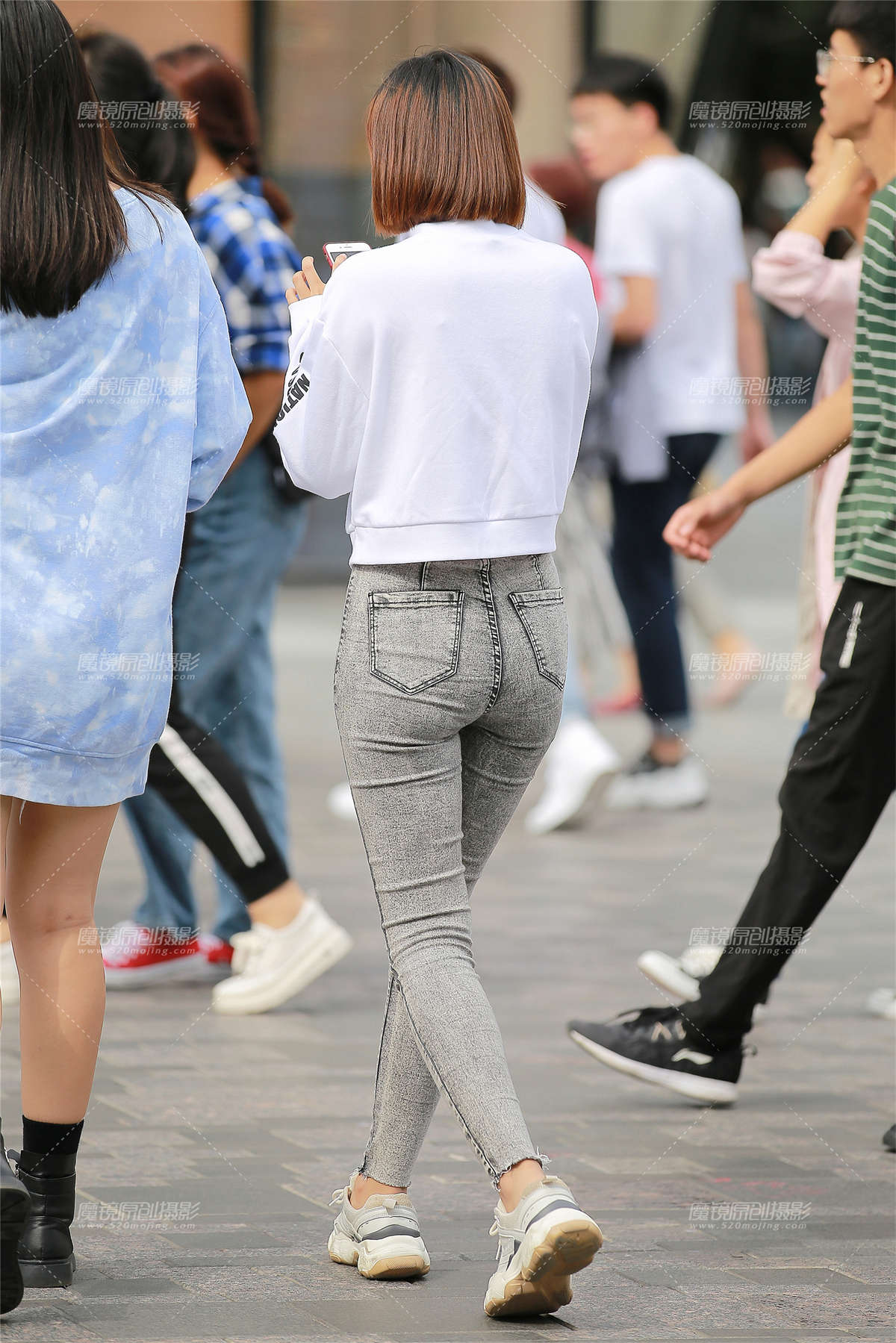 图片[2]-【玻璃赛贴】紧身裤短发学生妹-日更街拍