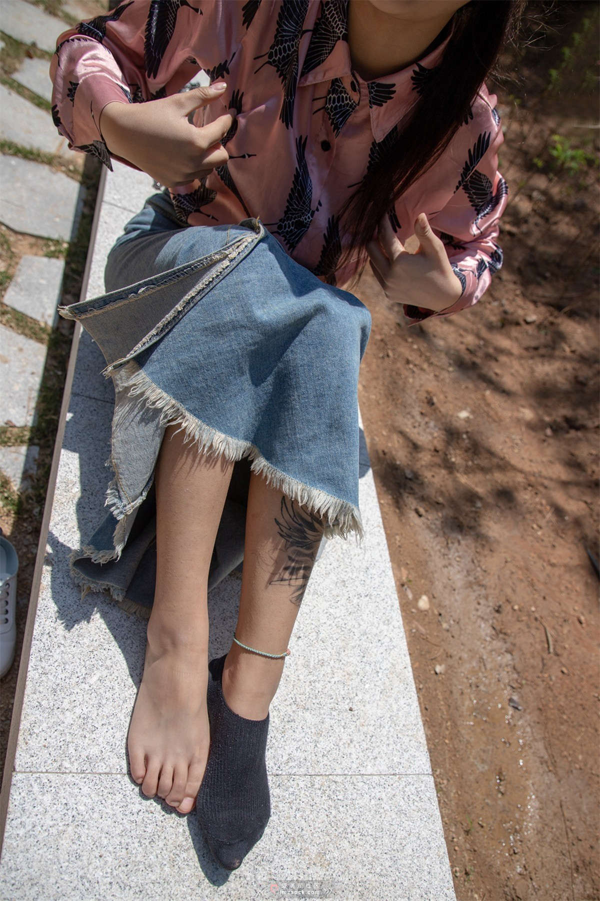 图片[2]-MZSOCK-2018 No.197 禽兽妹妹小白鞋黑色短袜-日更街拍