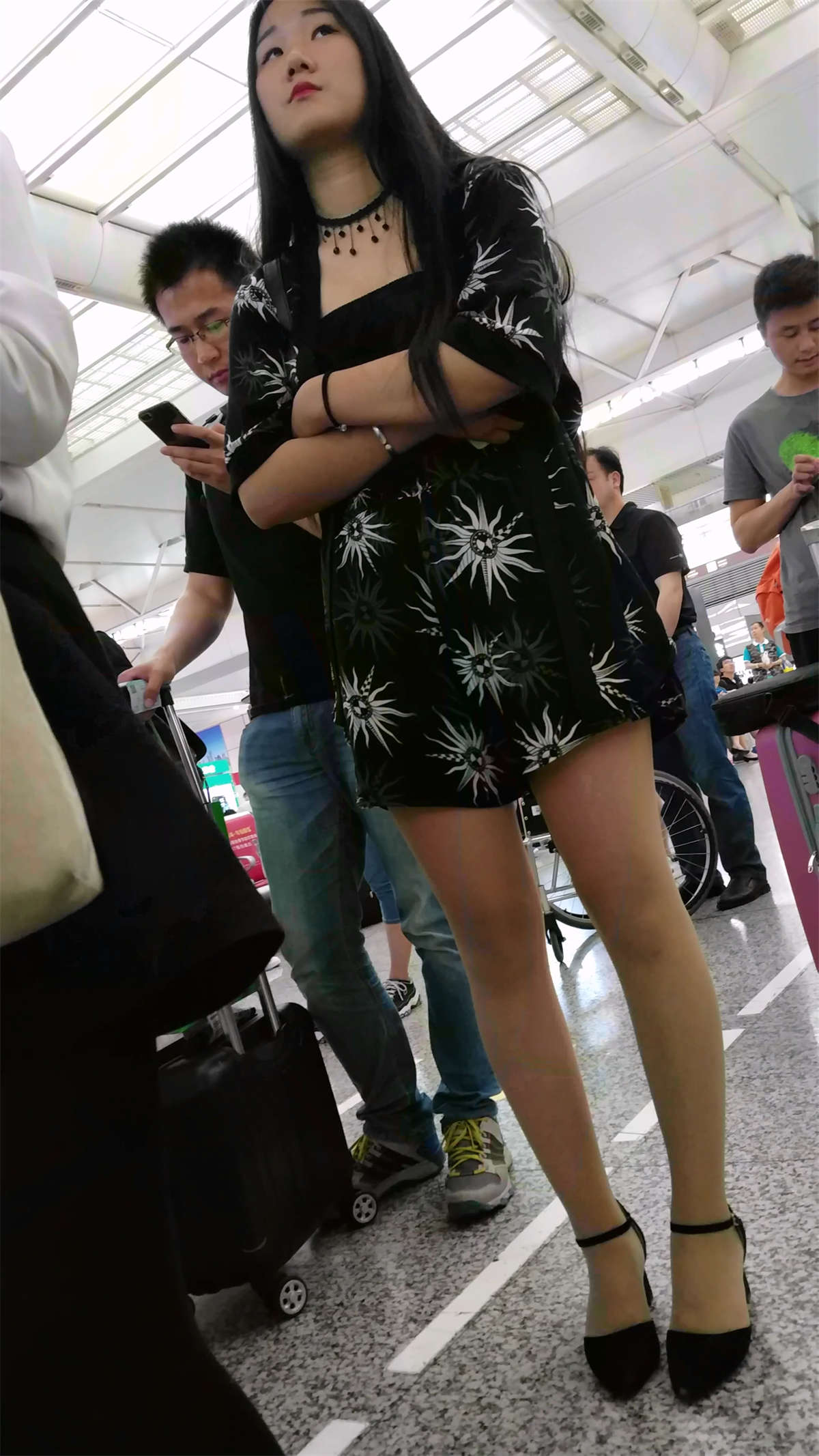 图片[2]-排队的黑色高跟肉色丝袜极品美腿宽松短裤美-日更街拍