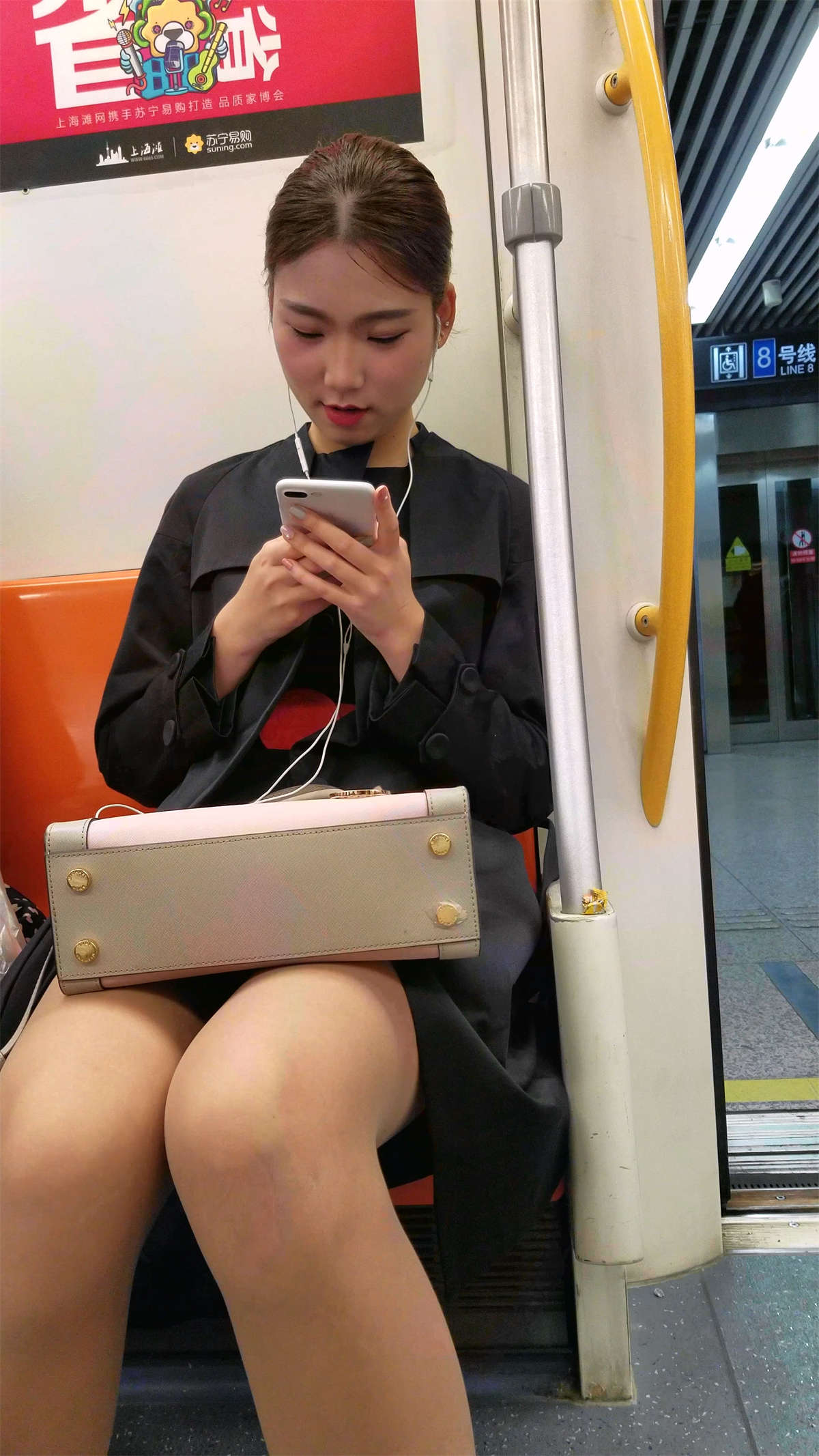 深色风衣短裙肉丝高跟OL漂亮美女-日更街拍