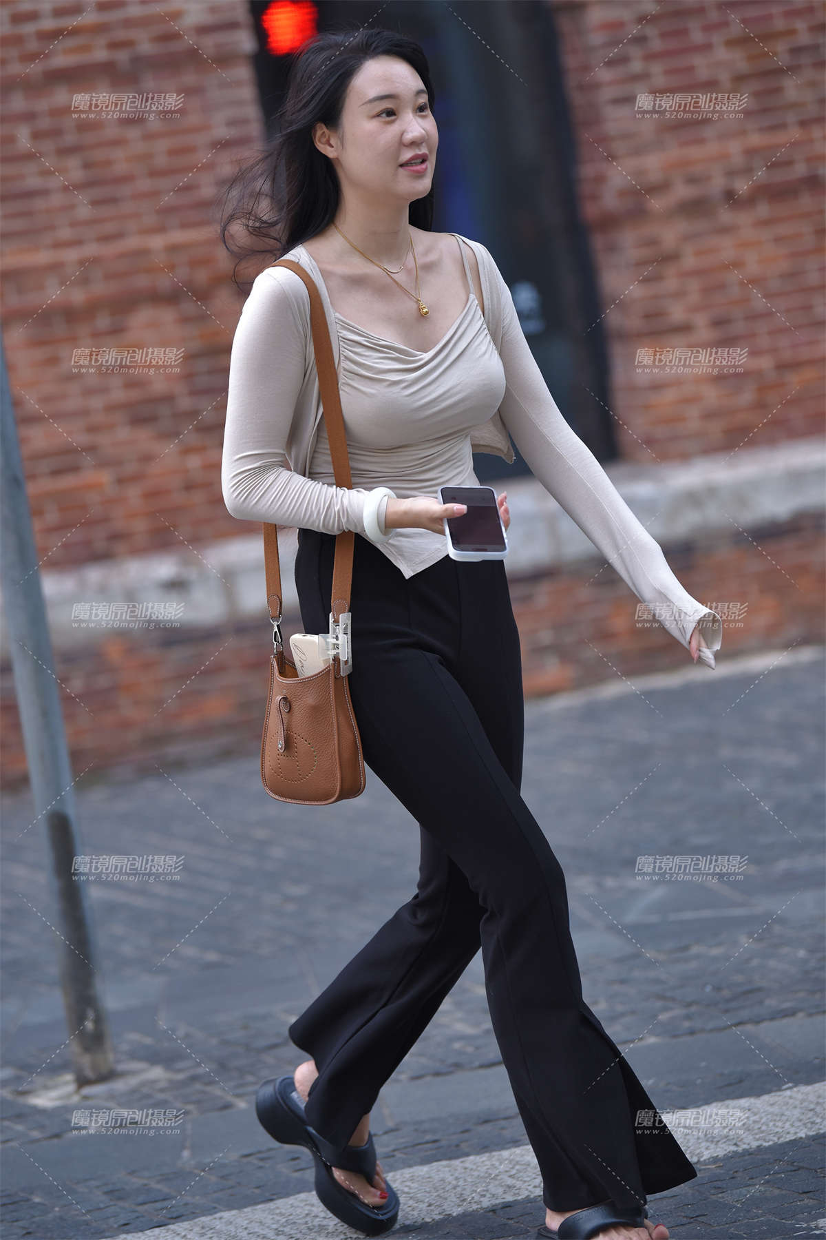 图片[2]-很显大的妹子-日更街拍