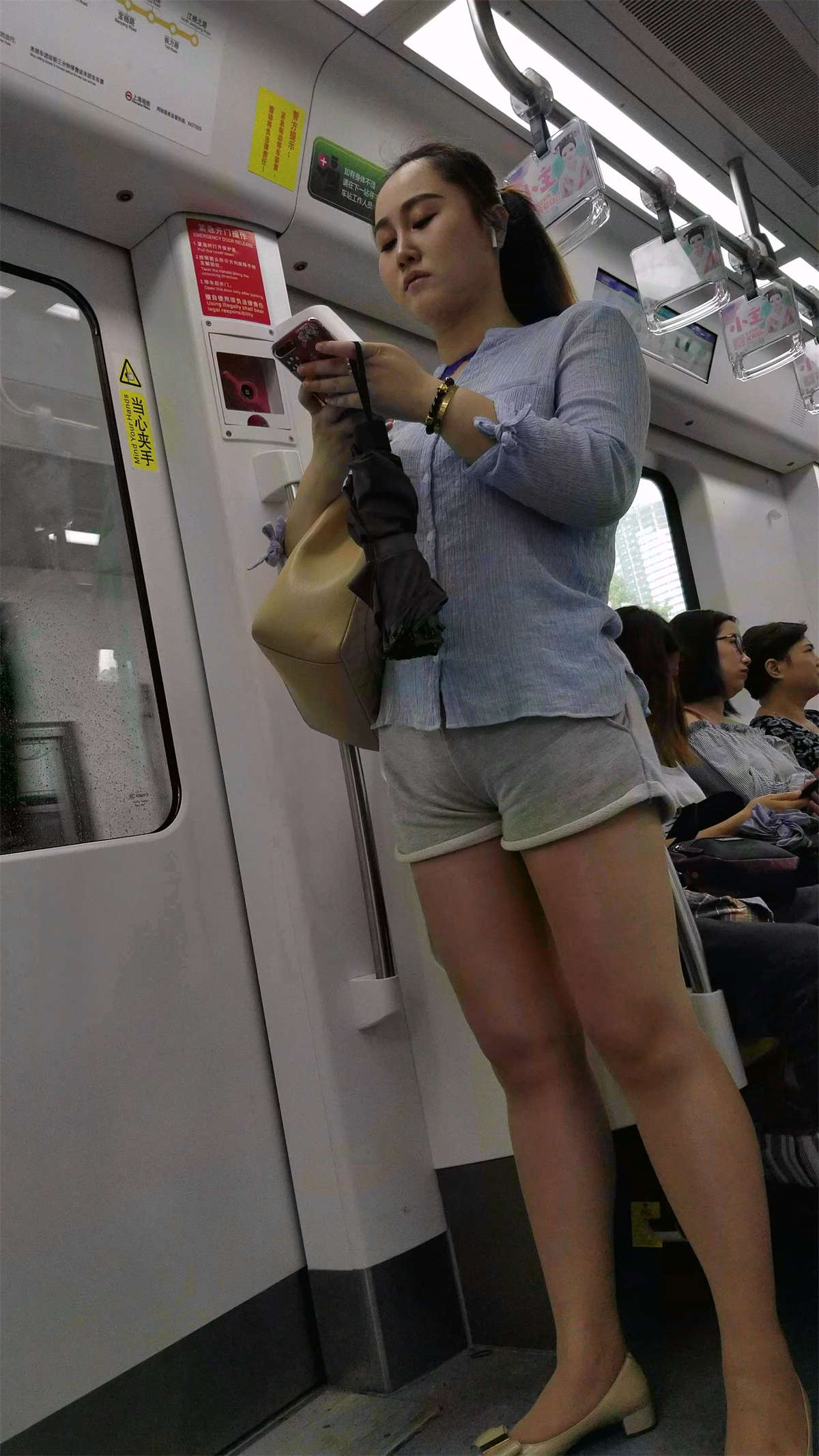 丰满的衬衫灰色热裤美眉-日更街拍