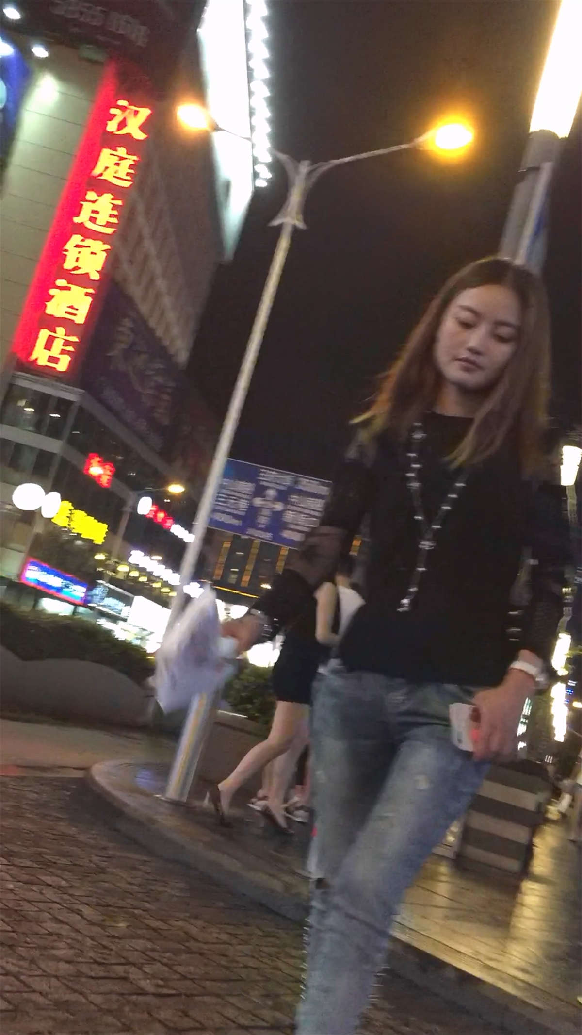 牛仔超圆美臀漂亮美少妇插图1