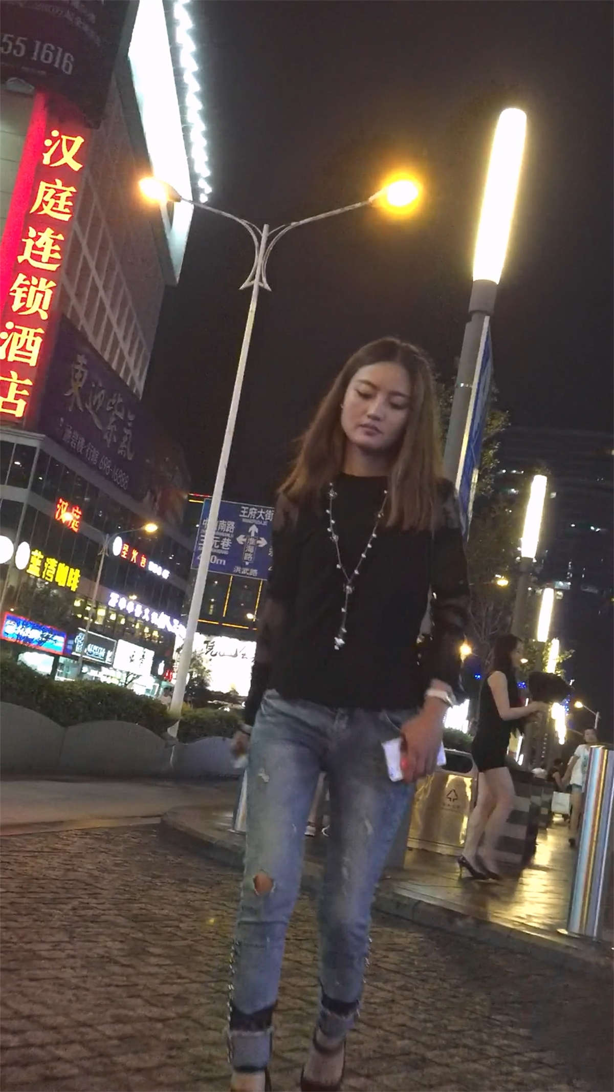 牛仔超圆美臀漂亮美少妇-日更街拍