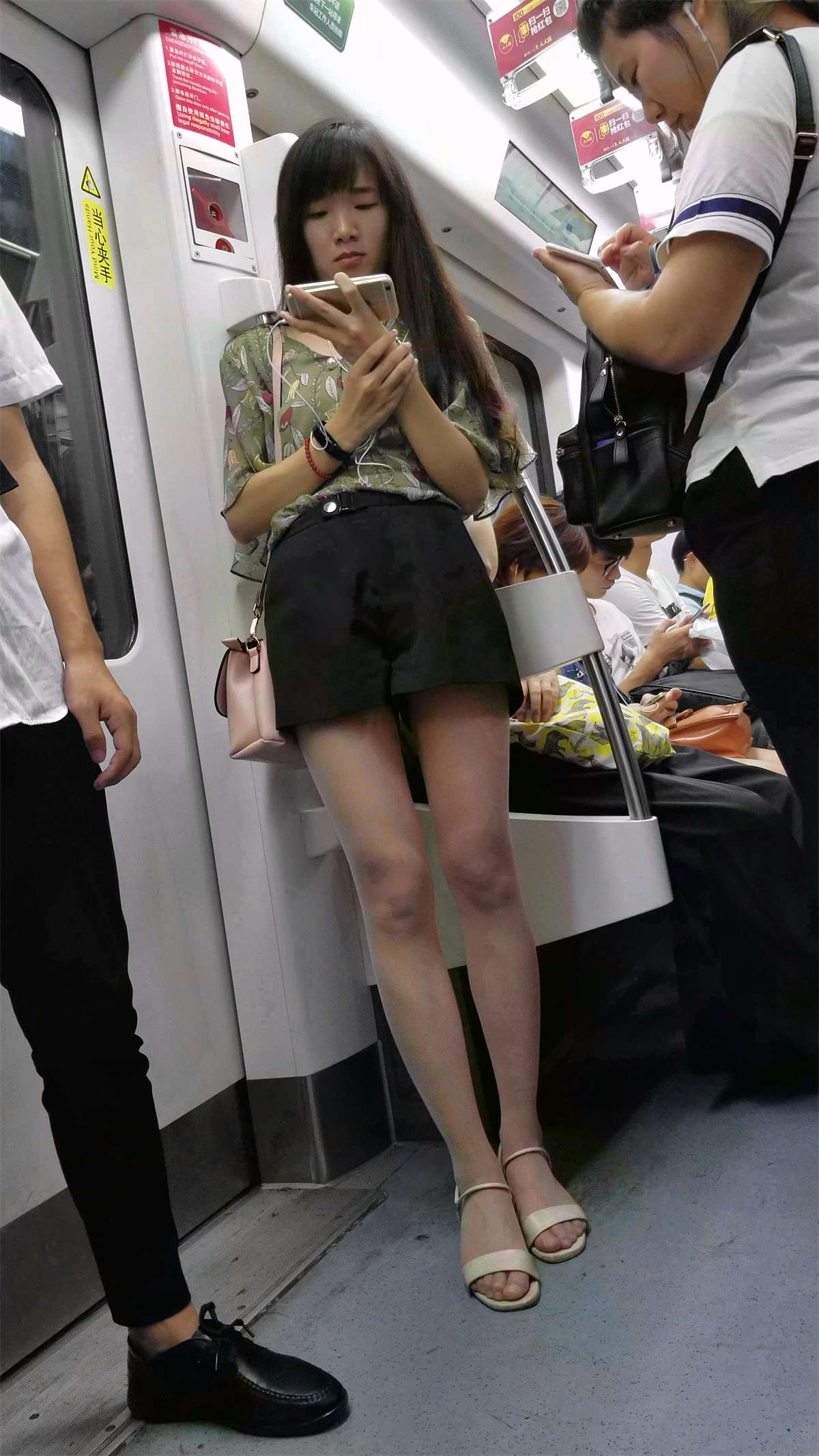 图片[2]-浅绿色上衣黑色短裤长发美女-日更街拍