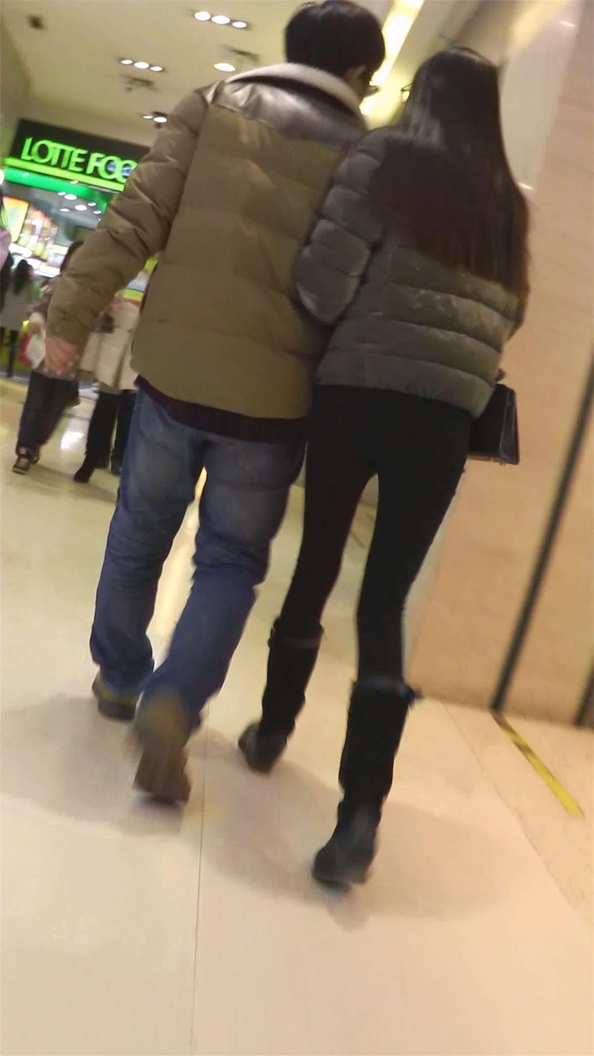 电梯上的美女插图1