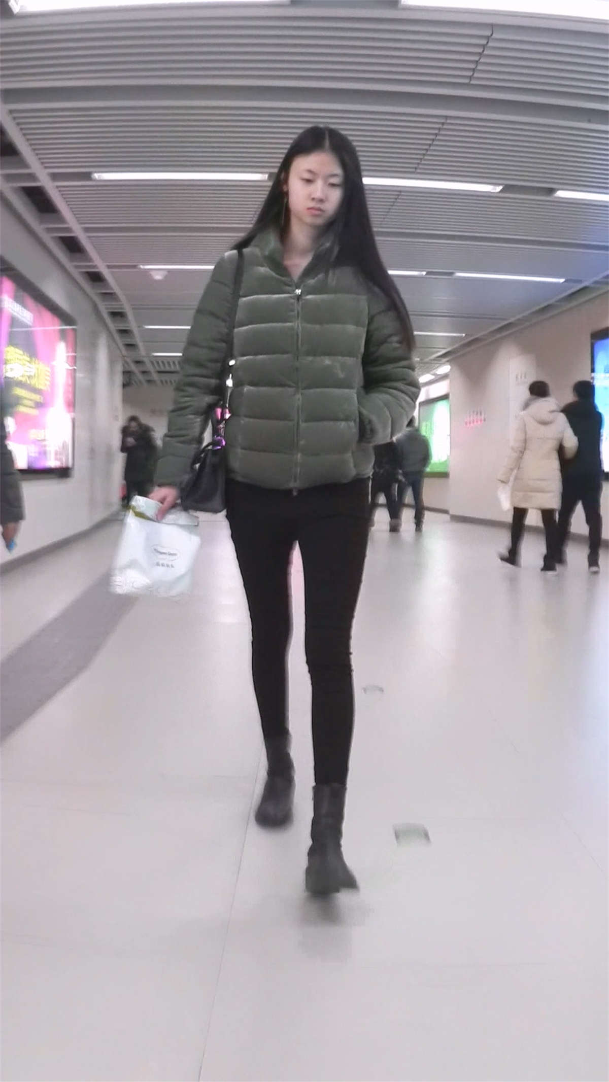 电梯上的美女-日更街拍