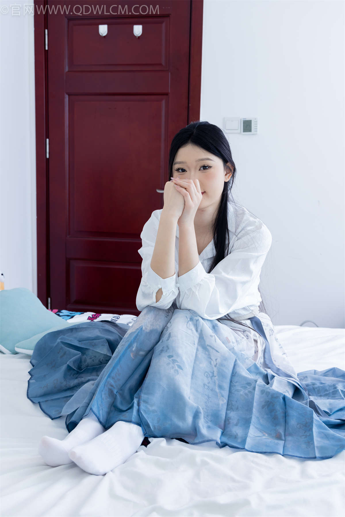 物恋传媒 NO.1938 小竹-清明雨上-日更街拍