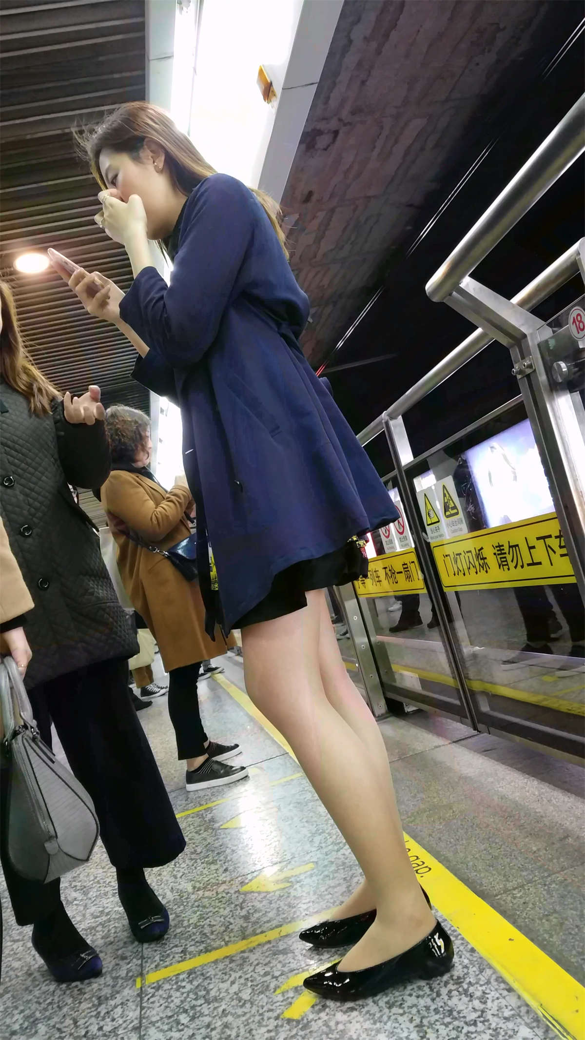 极品街拍气质御姐腿型极好大白腿地铁站-日更街拍