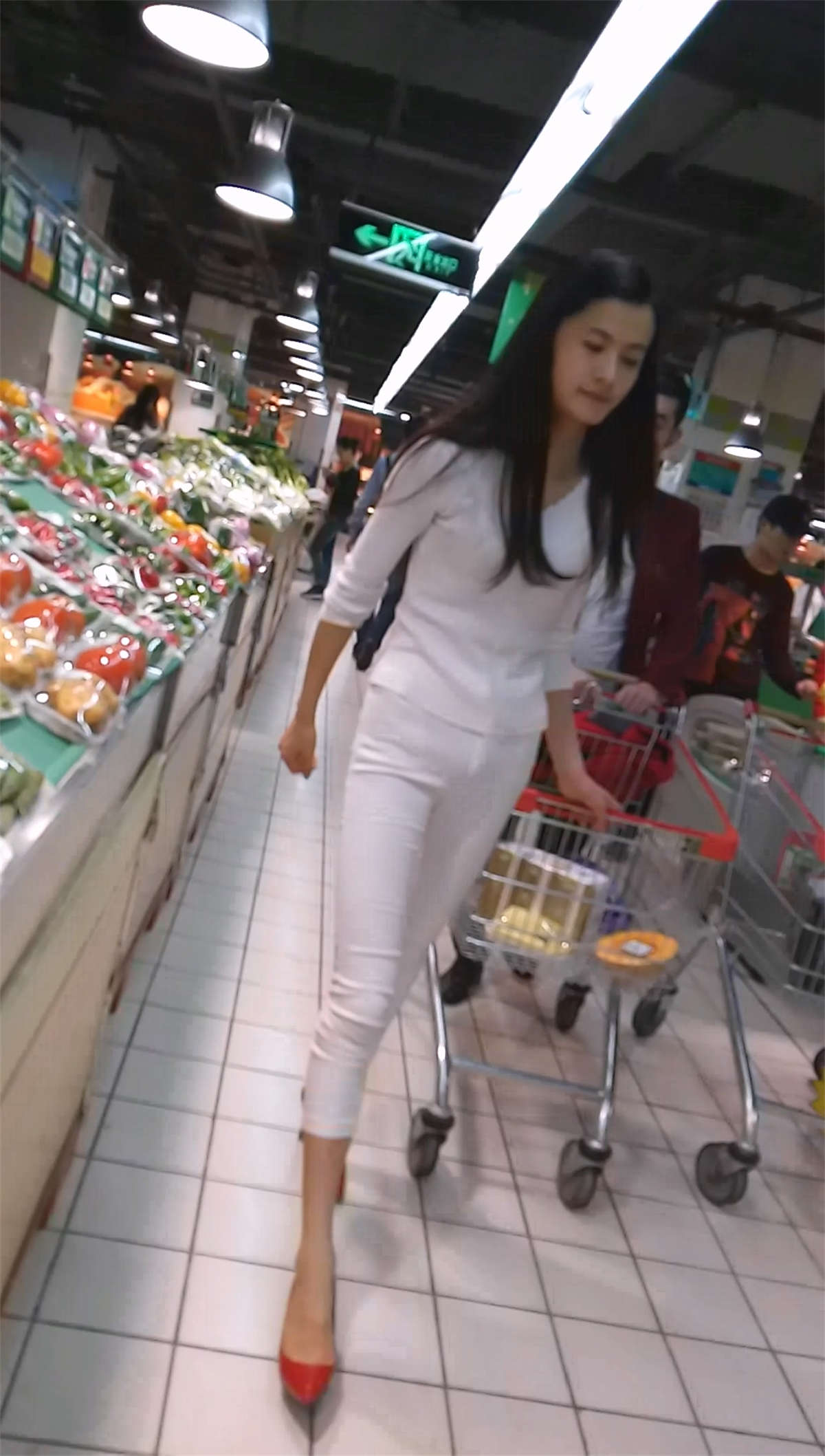 紧身白裤两条大长腿如模特般身材插图1