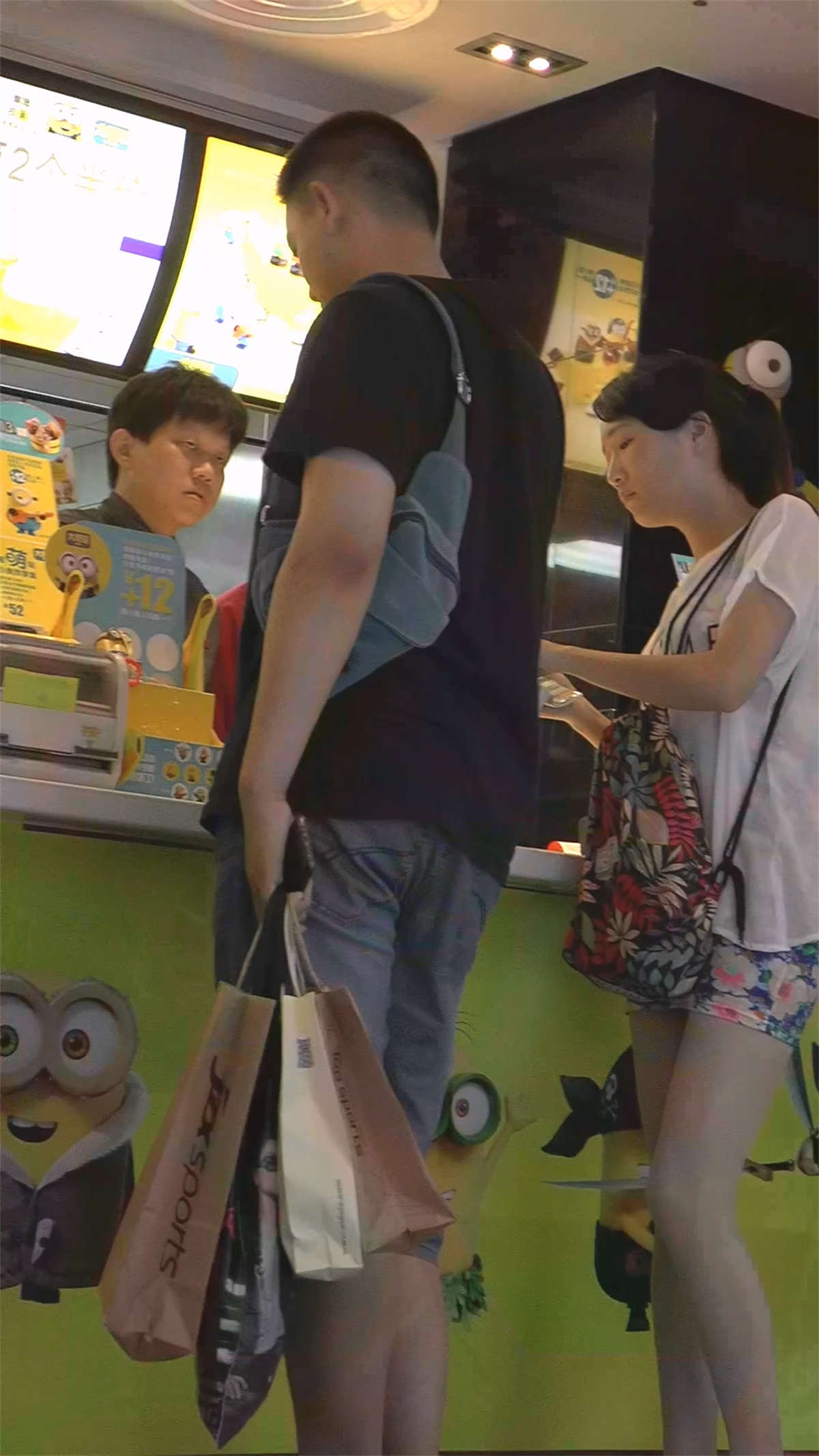 肉丝包臀细腿美女真勾引人-日更街拍