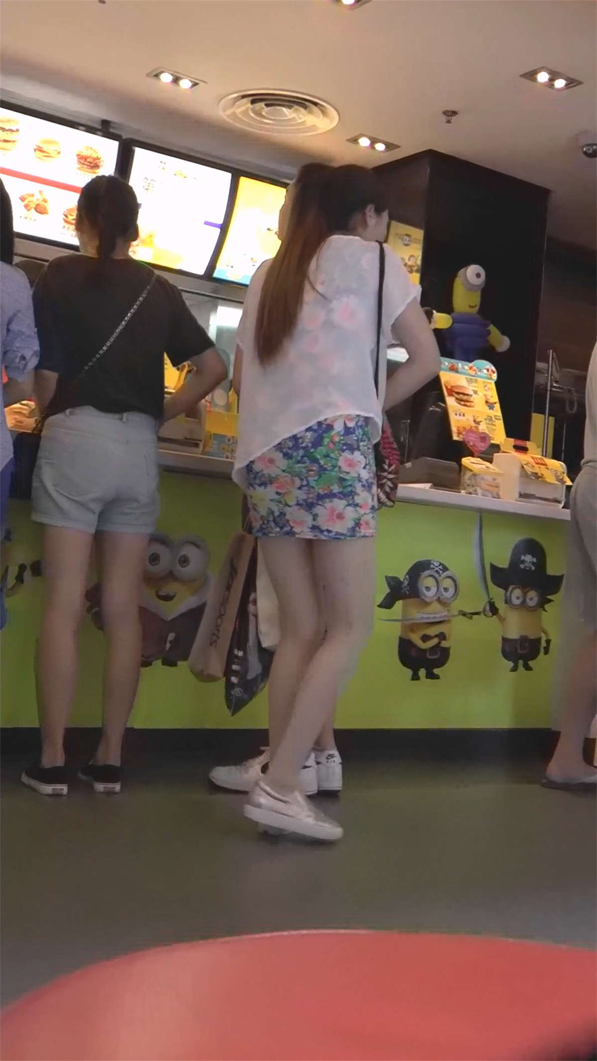 肉丝包臀细腿美女真勾引人插图1