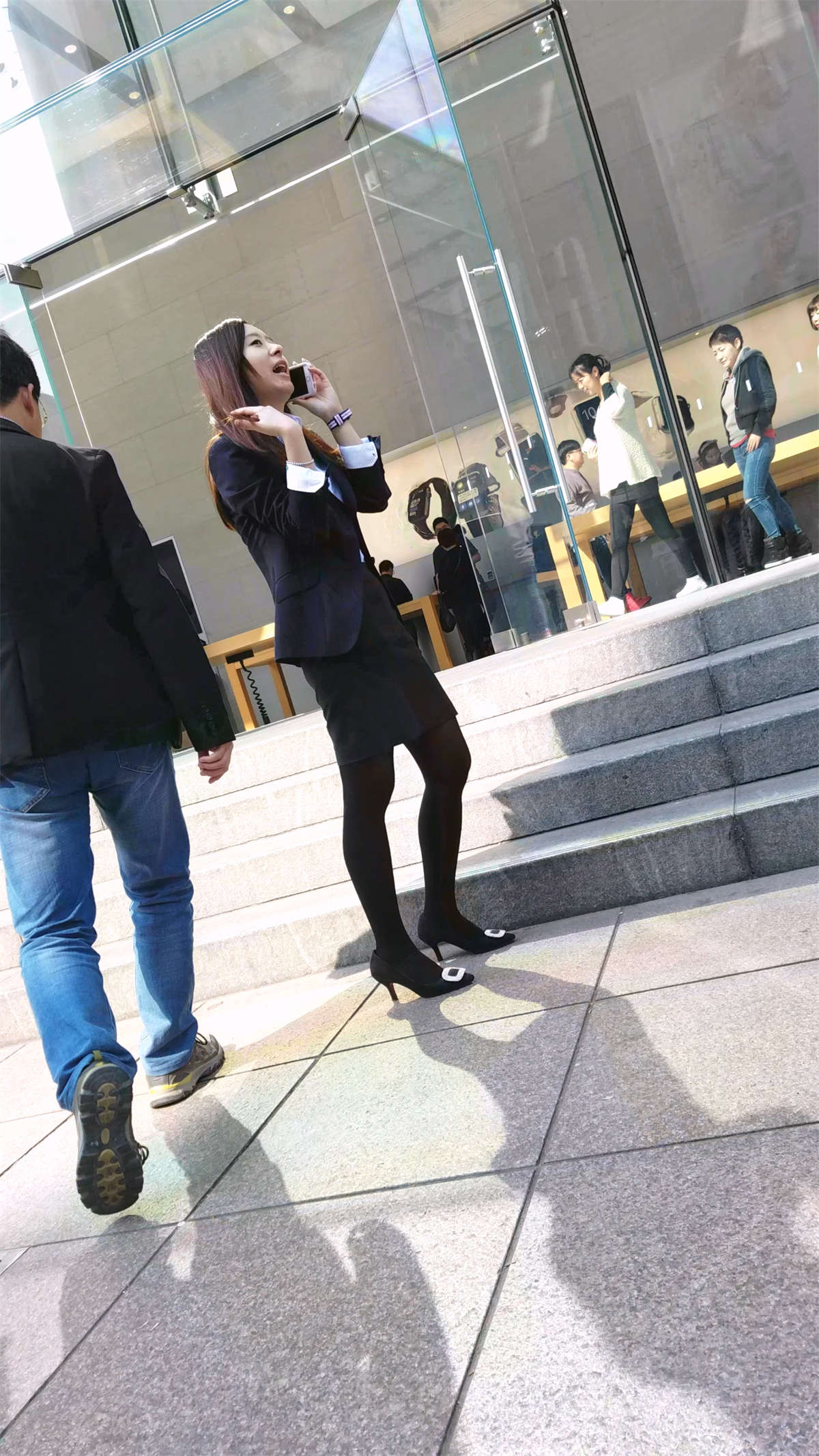 苹果专卖店前黑色包臀短裙职业装OL黑丝黑高美腿插图1